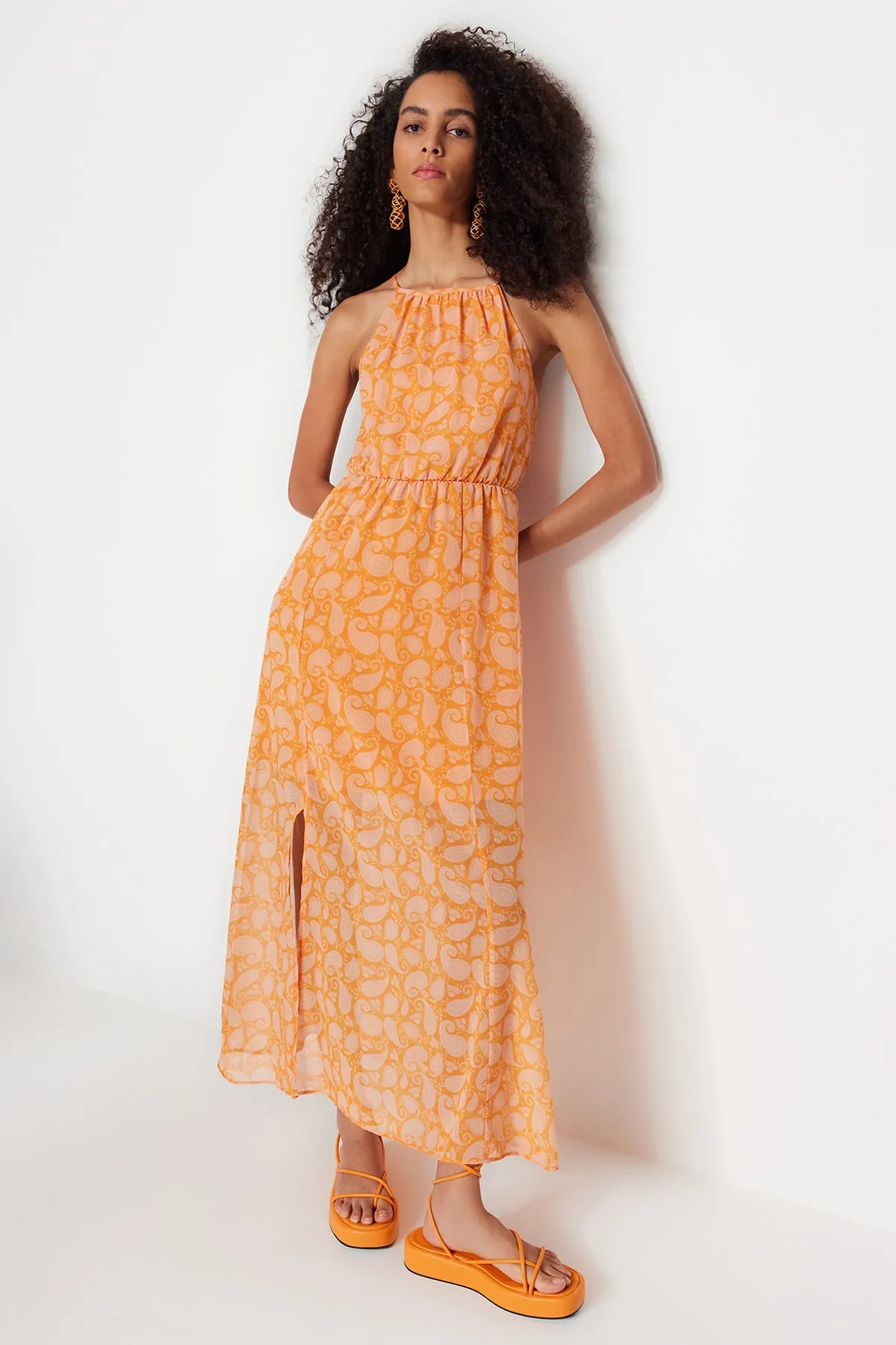 Trendyol Collection  Orangefarbenes, gewebtes Maxikleid in A-Linie mit Schlitz und Blumenmuster TWOSS20EL1297