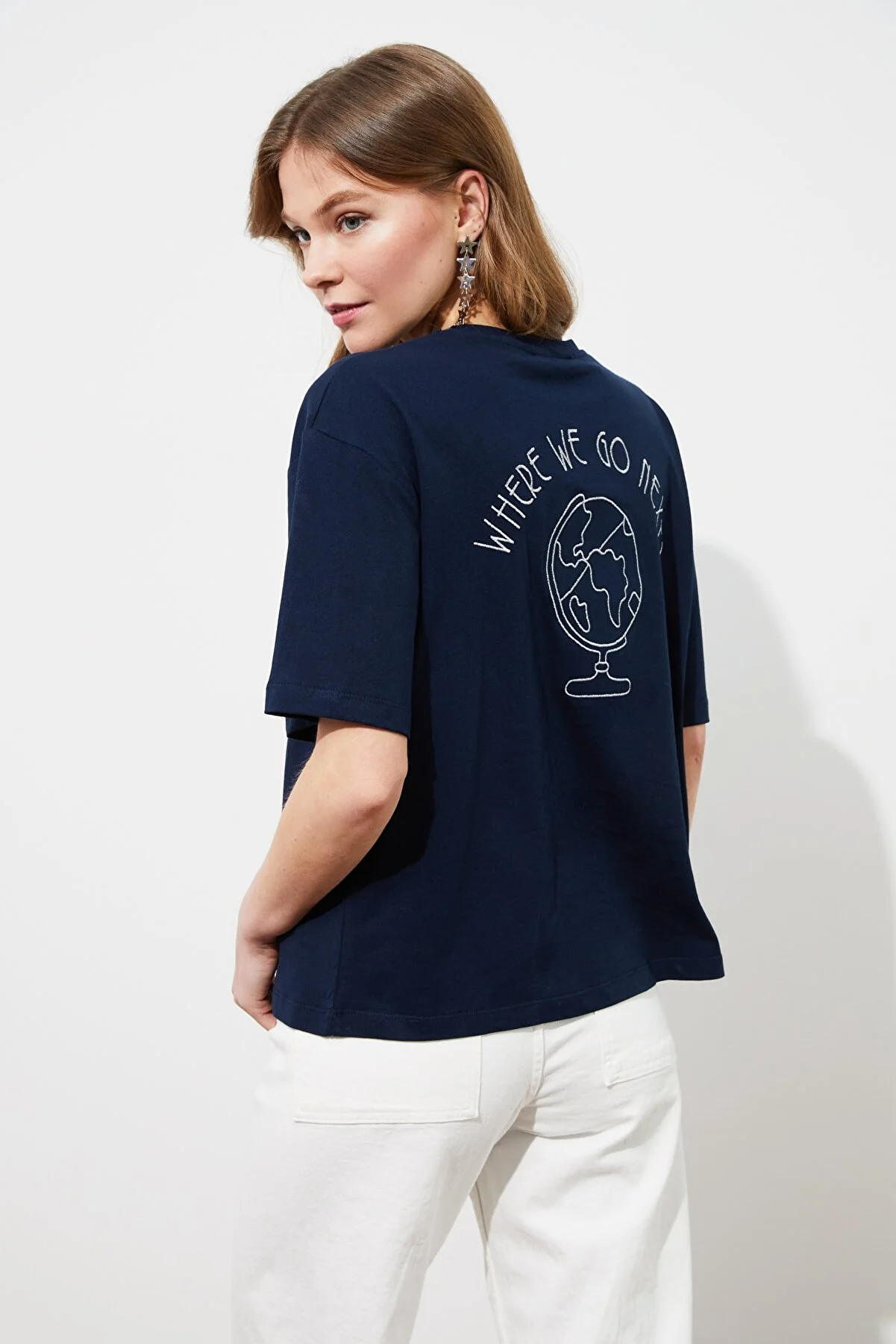 Trendyol Collection  Marineblaues Strick-T-Shirt aus 100 % Baumwolle mit Stickerei auf der Rückseite, entspannter/weiter, entspannter Schnitt und Rundhalsausschnitt TWOSS20TS0121