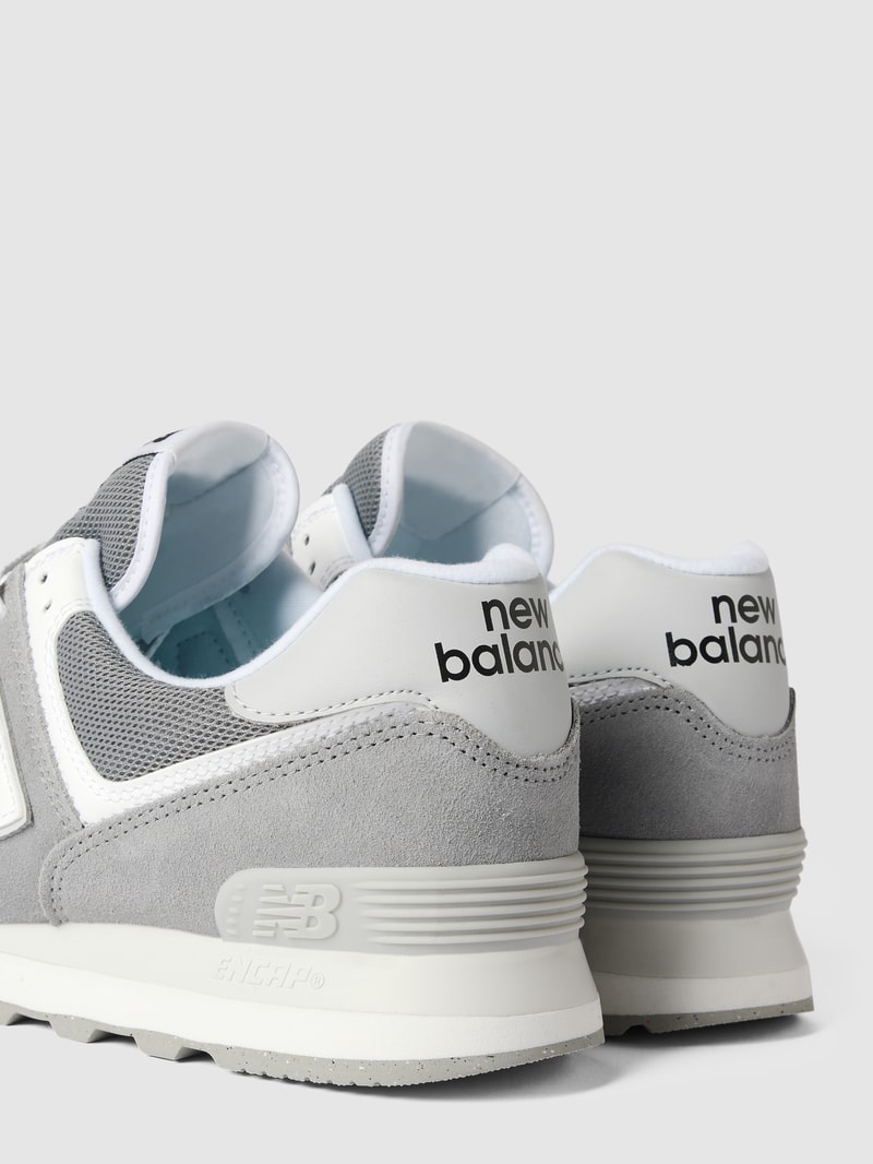 Sneaker mit Kontrastbesatz in hellgrau