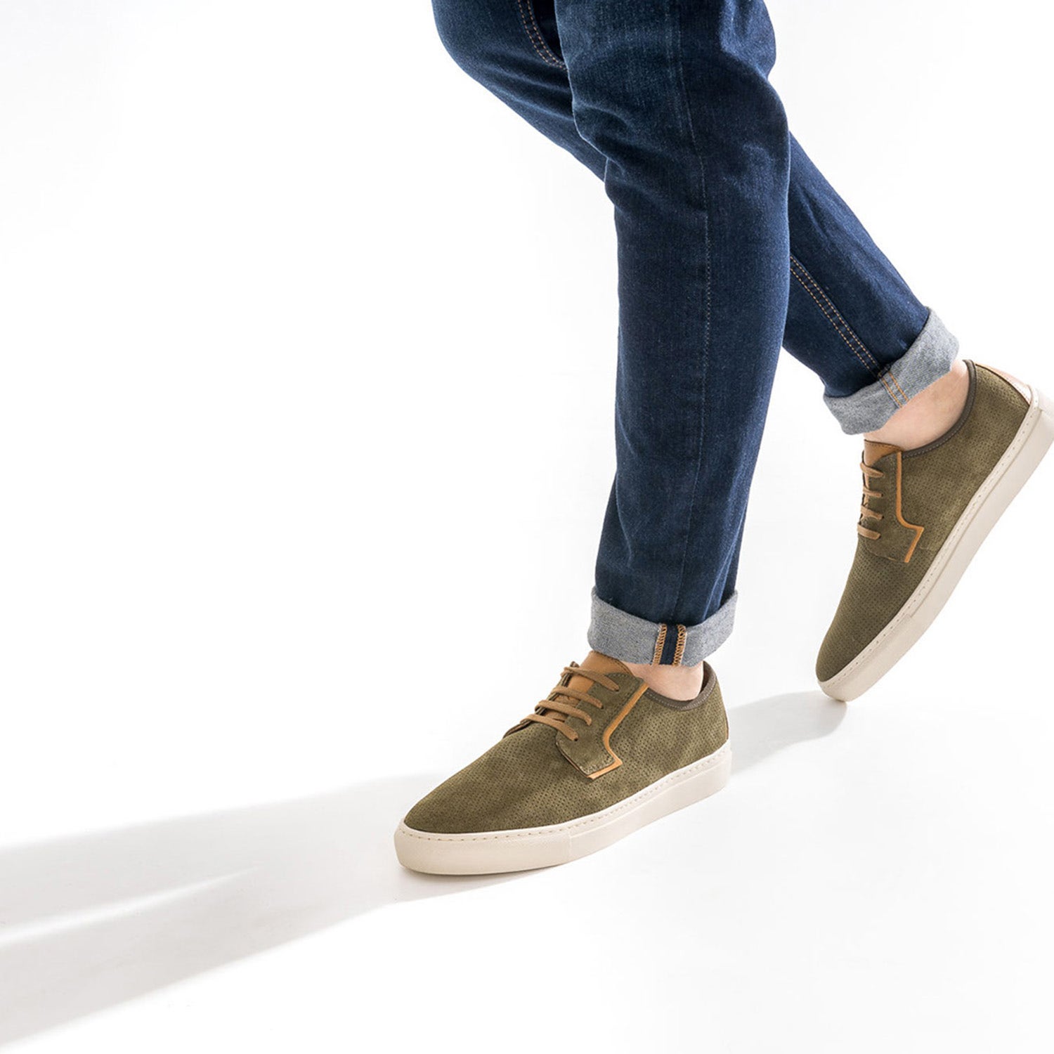 Tennis kaki en cuir velours perforé