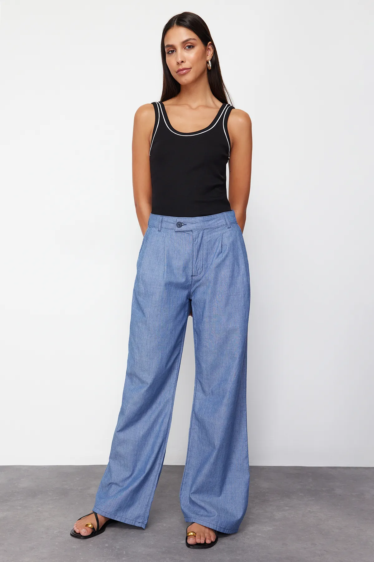 Trendyol Collection  Dunkelblaue Jeans mit weitem Bein und hoher Taille und Falten TWOSS24JE00280