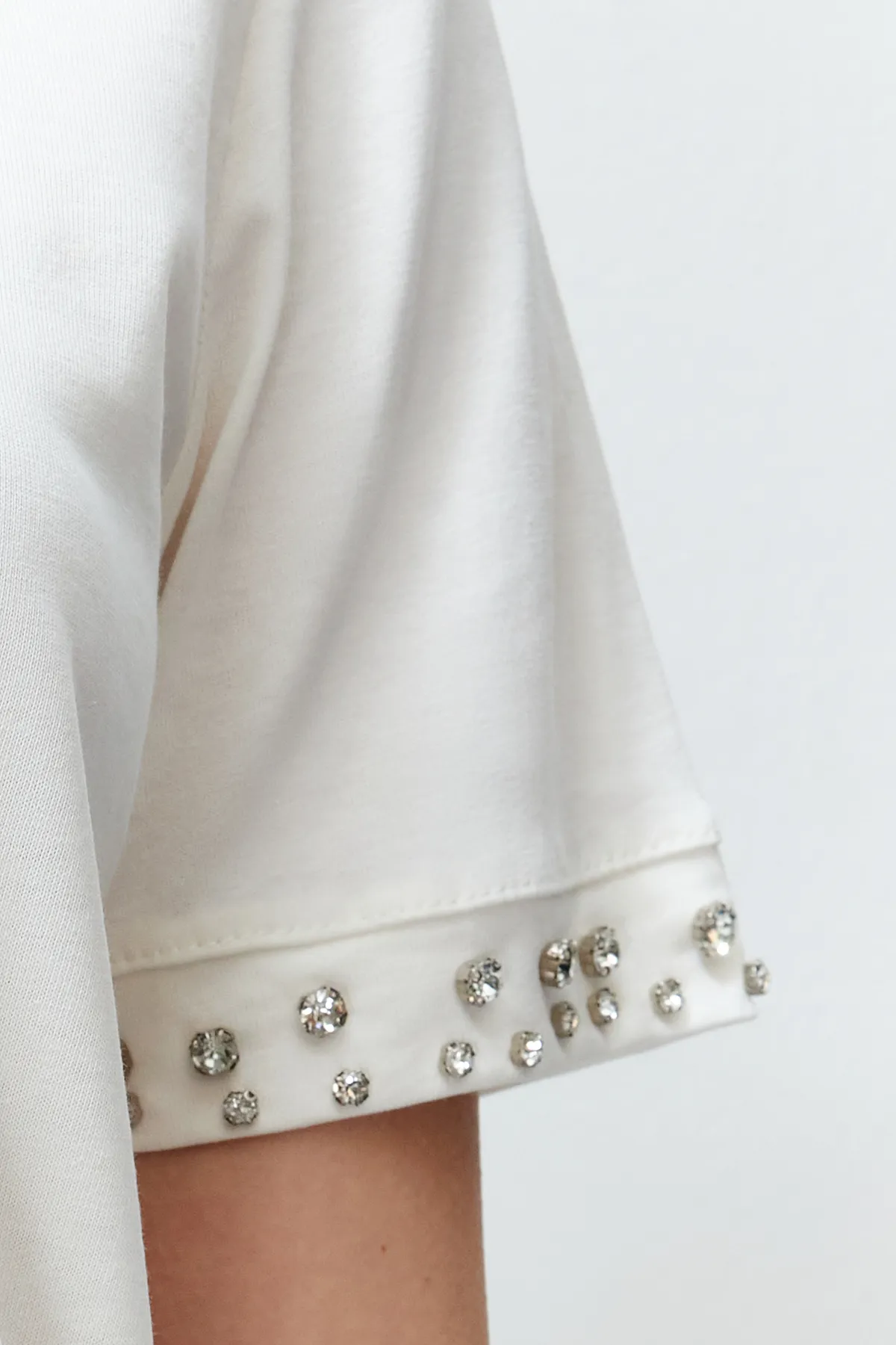 Trendyol Collection  White Stone Accessoire Detailliertes Strick-T-Shirt mit regelmäßigem Muster TWOSS24TS00070
