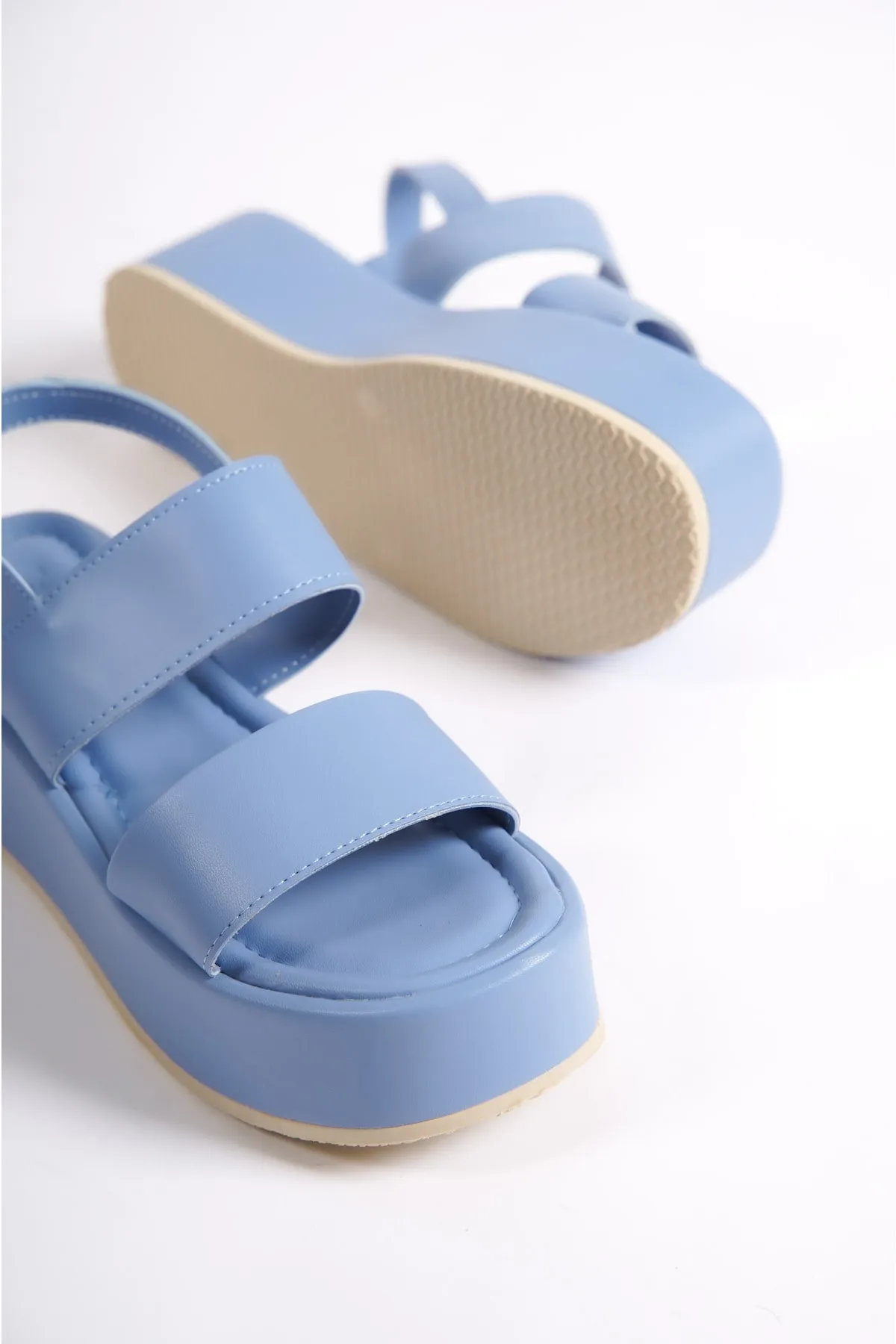 Capone Outfitters  Capone dicke, doppelt geschnallte Keilabsatz-Sandalen in Jeansblau für Damen