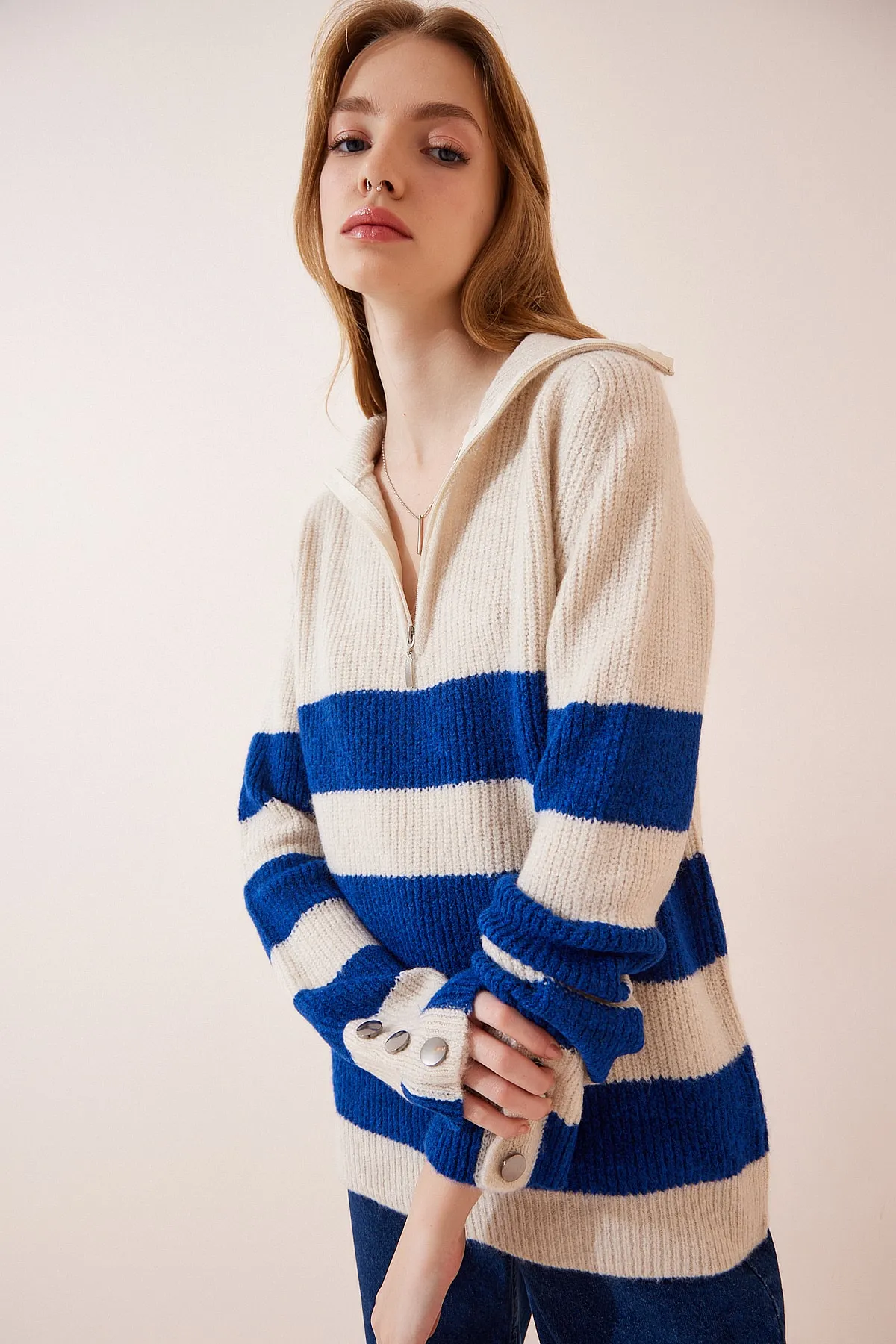 Happiness İstanbul  Cremeblauer Rollkragenpullover mit Streifenmuster und Reißverschluss für Damen LX00042