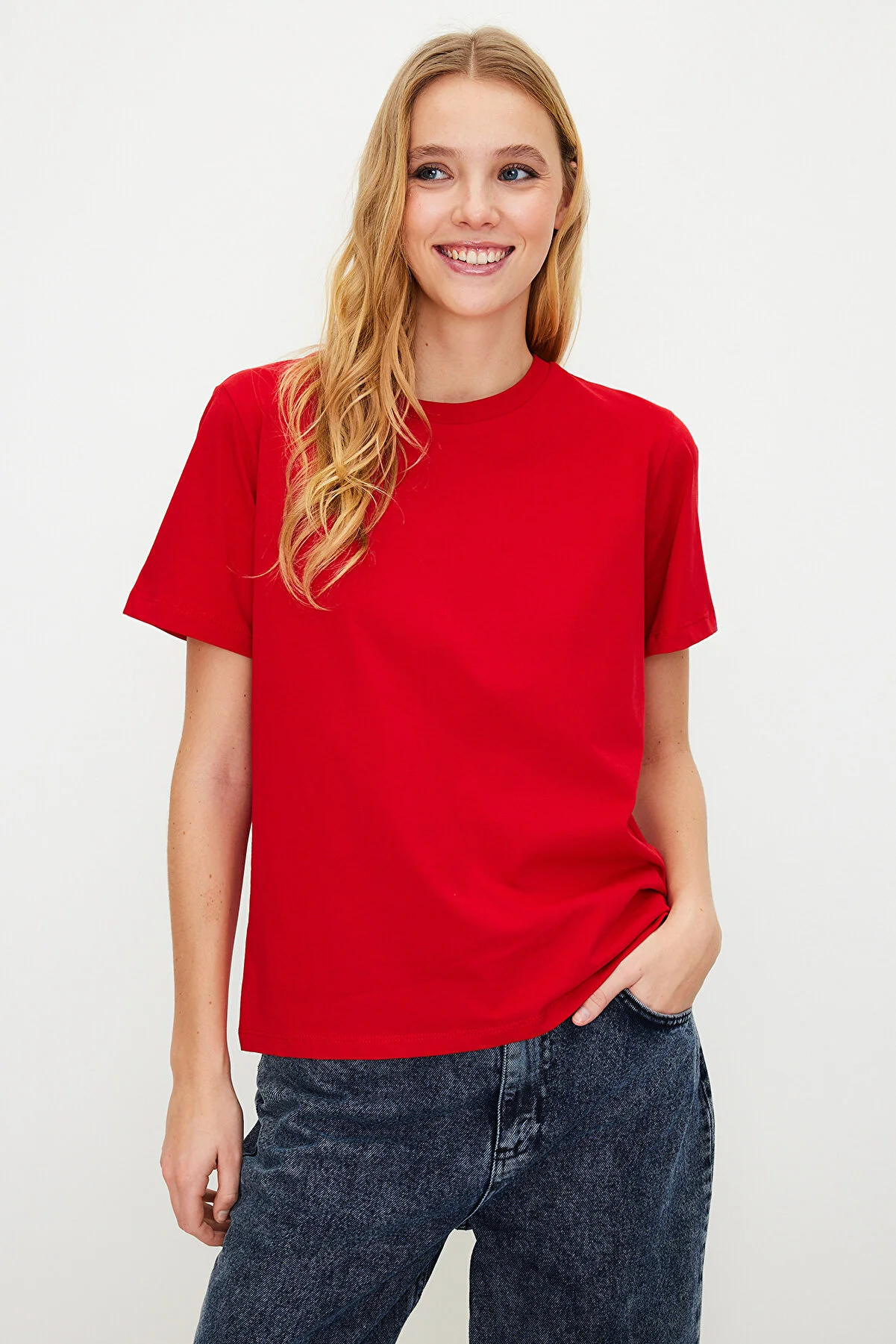 Trendyol Collection  Rotes Basic-Strick-T-Shirt aus 100 % Baumwolle mit Rundhalsausschnitt TWOSS23TS00000