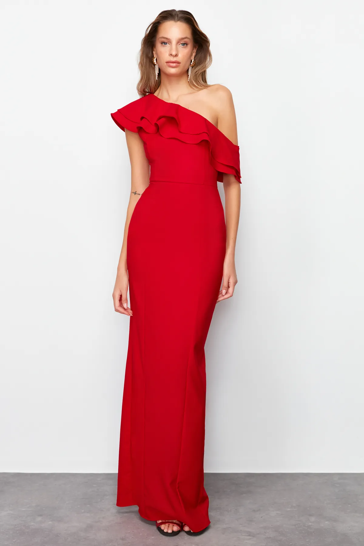 Trendyol Collection  Rotes Volant-detailliertes, gewebtes, elegantes Abendkleid TPRSS24AE00066