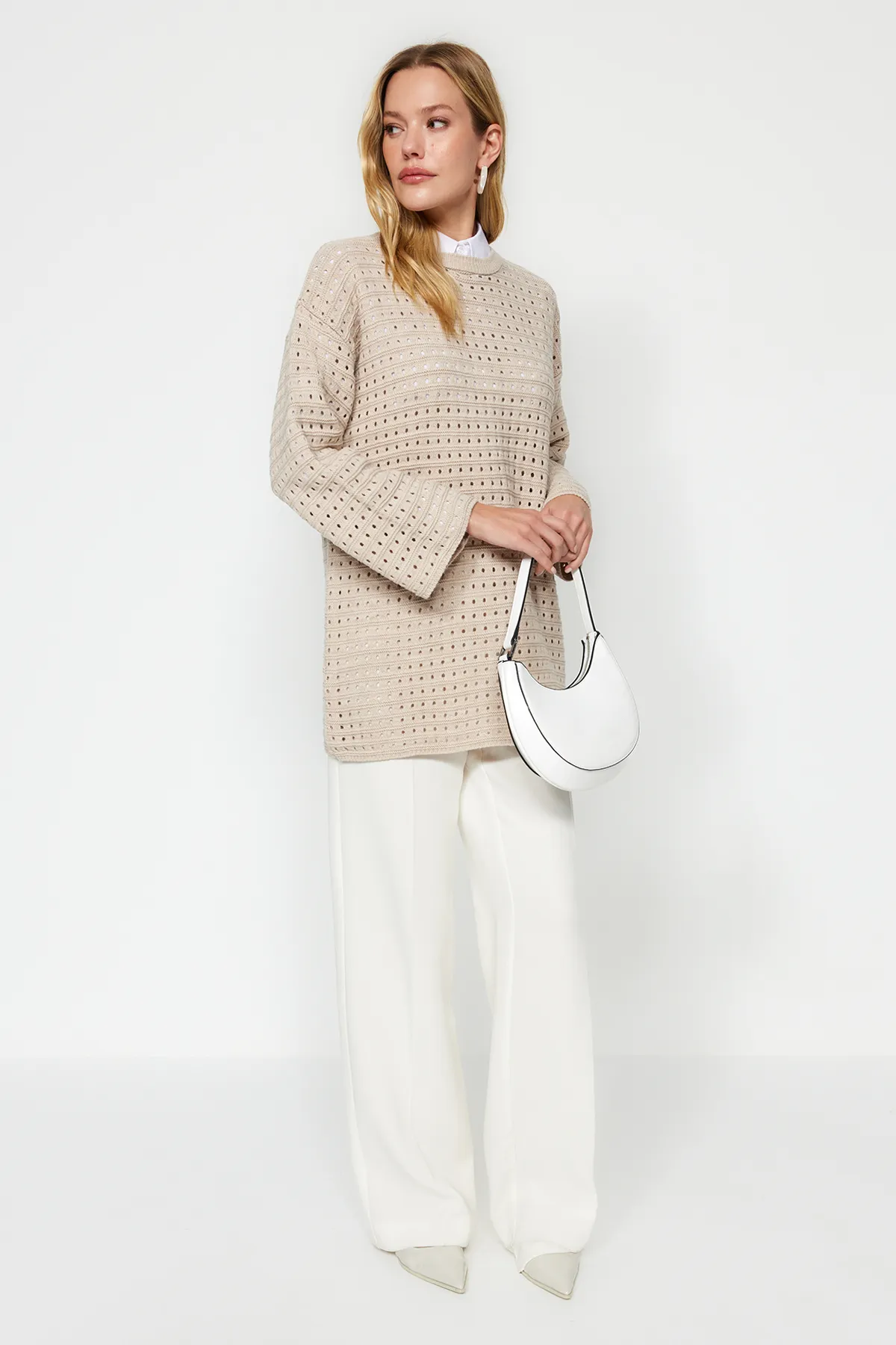 Trendyol Modest  Beigefarbener, locker geschnittener, durchbrochener/Loch-Strickpullover TCTAW24AK00113