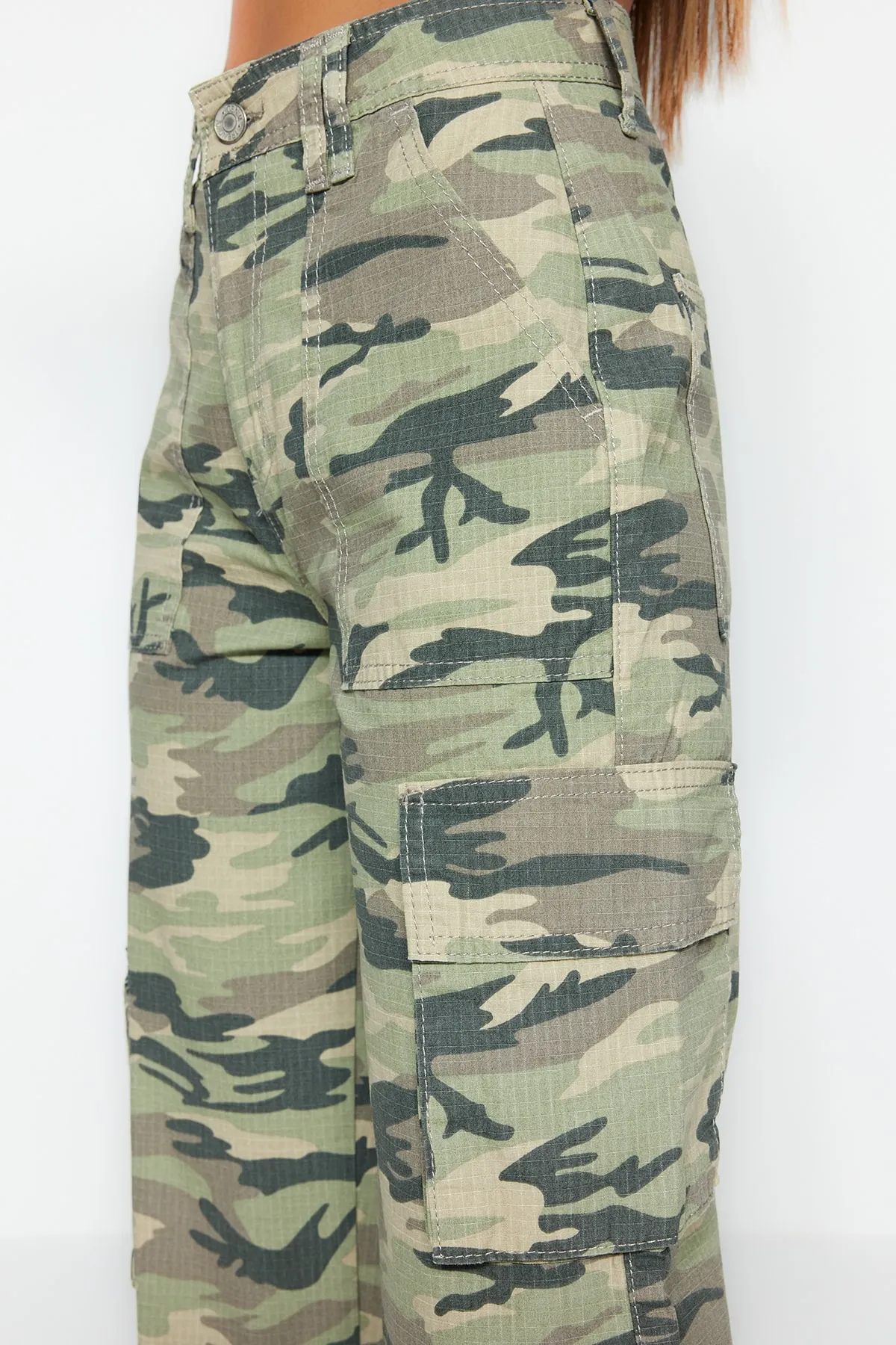 Trendyol Collection  Mehrfarbige Ribstop-Jeans mit Camouflage-Print, hoher Taille und weitem Bein und Cargo-Taschen TWOSS23JE00148