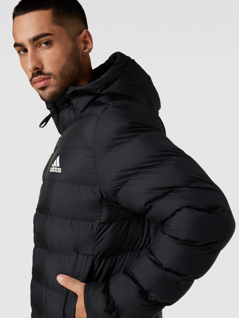 Steppjacke mit Label-Print und seitlichen Eingrifftaschen in schwarz