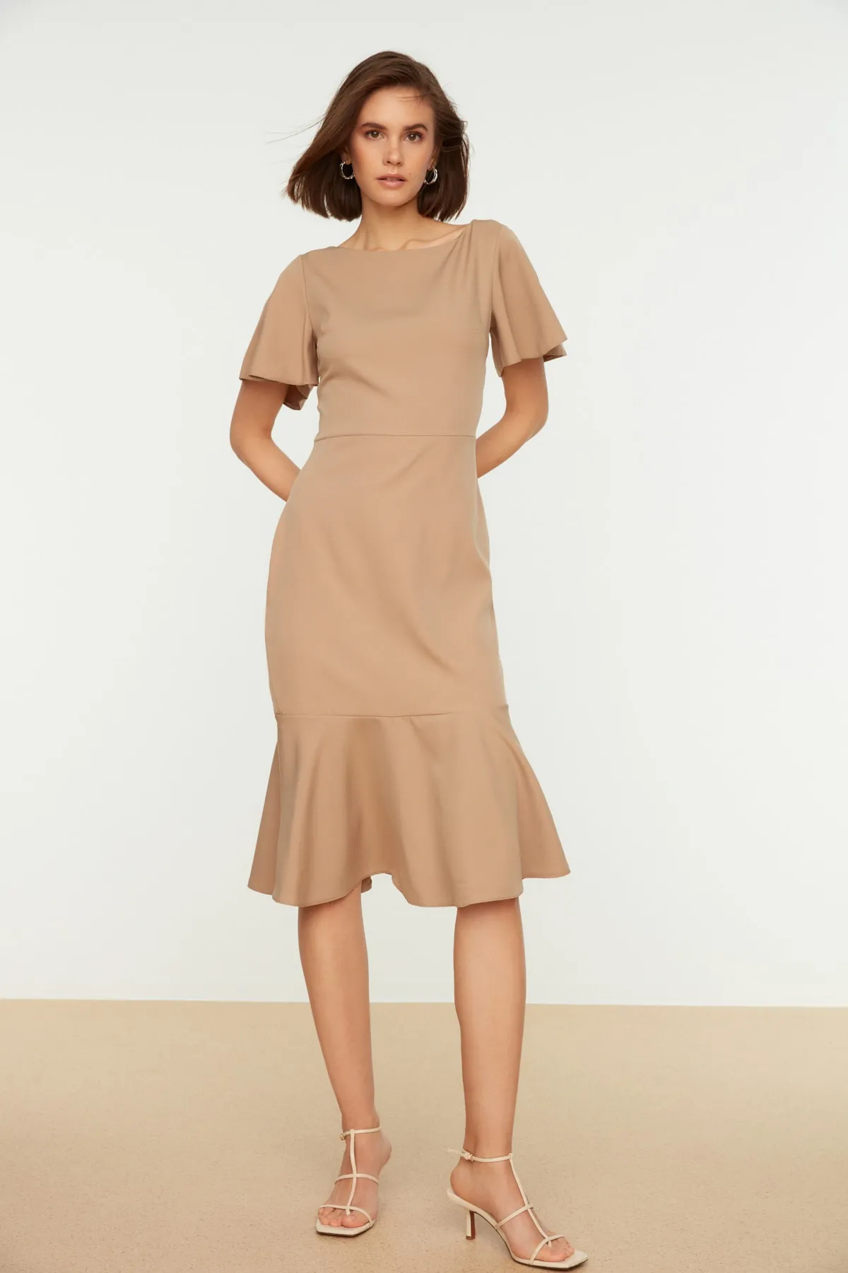 Trendyol Collection  Nerzfarbenes, figurbetontes Midikleid mit gewebtem Volant TWOSS20EL1342
