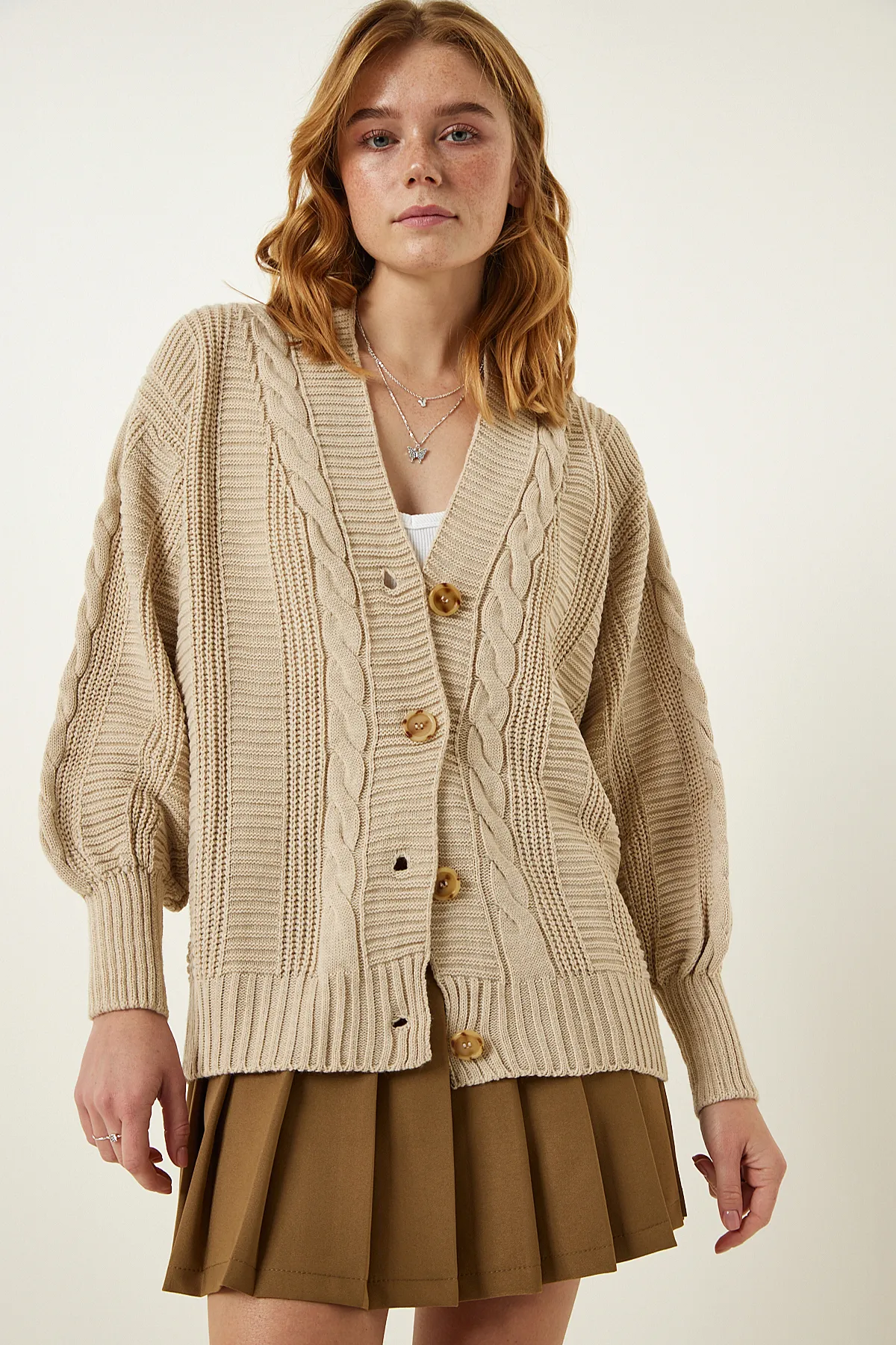 Happiness İstanbul  Cremefarbene, geflochtene Strickjacke mit Ballonärmeln für Damen ZA00039