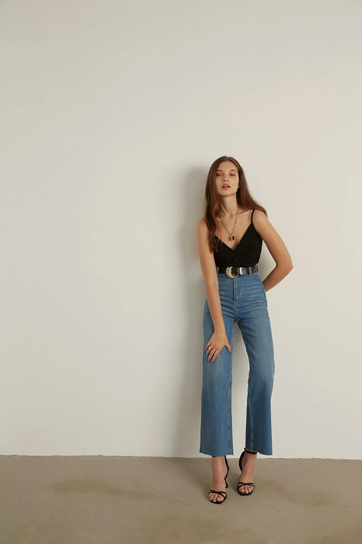 VATKALI  Blaue, ausgestellte Jeans mit weitem Bein