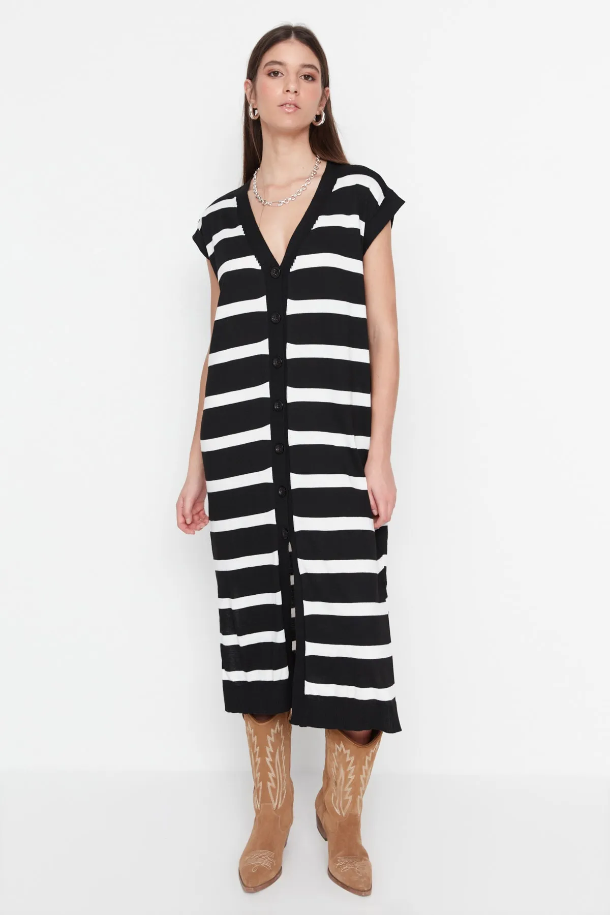 Trendyol Collection  Übergroßes, ecrufarbenes, gestreiftes Midi-Strickkleid - TWOSS22EL1076