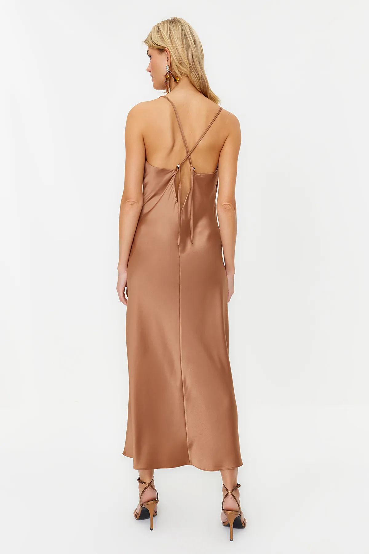 Trendyol Collection  Satinkleid mit braunen Accessoires TPRSS24EL00002