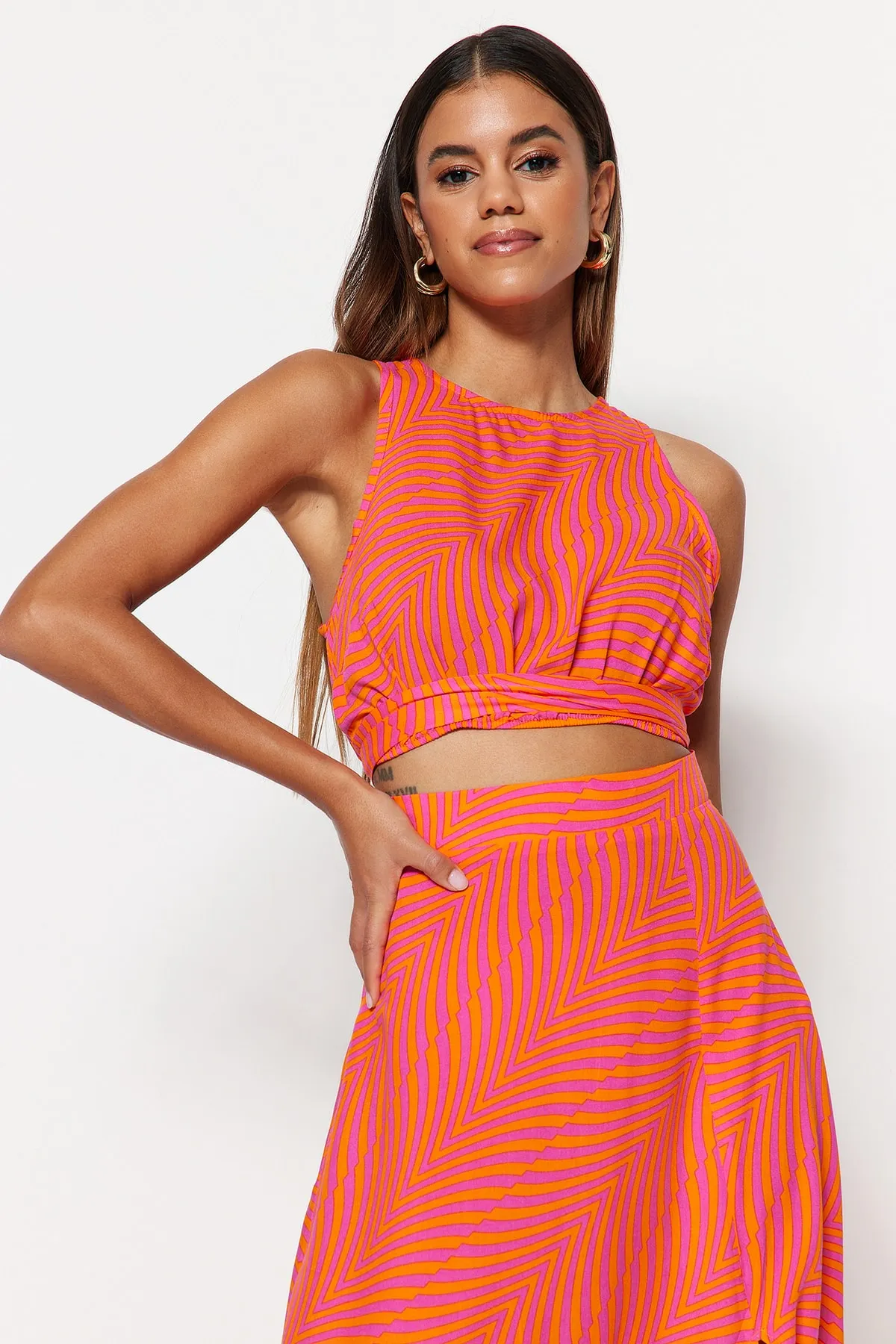Trendyol Collection  Orangefarbene Bluse aus gewebter Viskose mit geometrischem Muster TWOSS23BZ00046