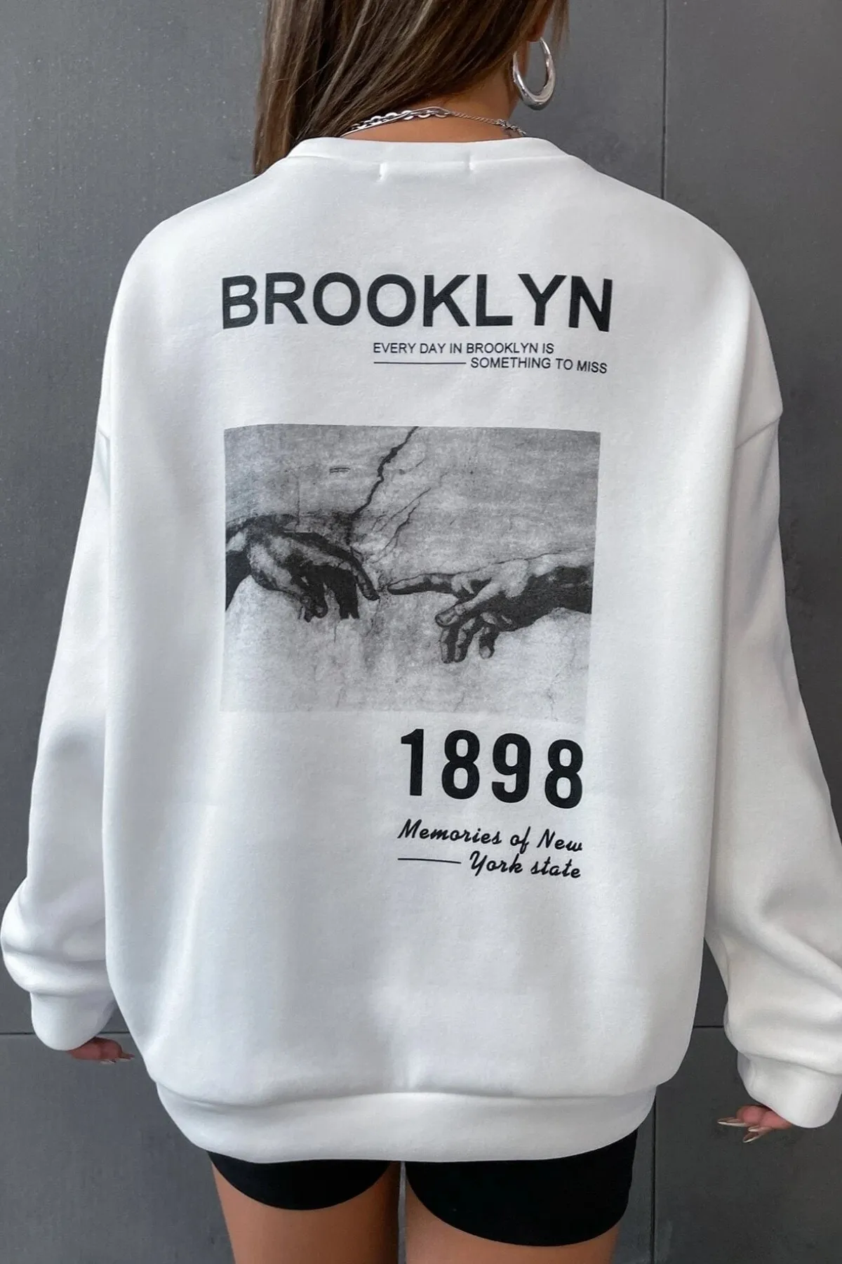 MODAGEN  Weißes Unisex-Sweatshirt „Brooklyn 1898“ mit Rundhalsausschnitt und Oversize-Aufdruck