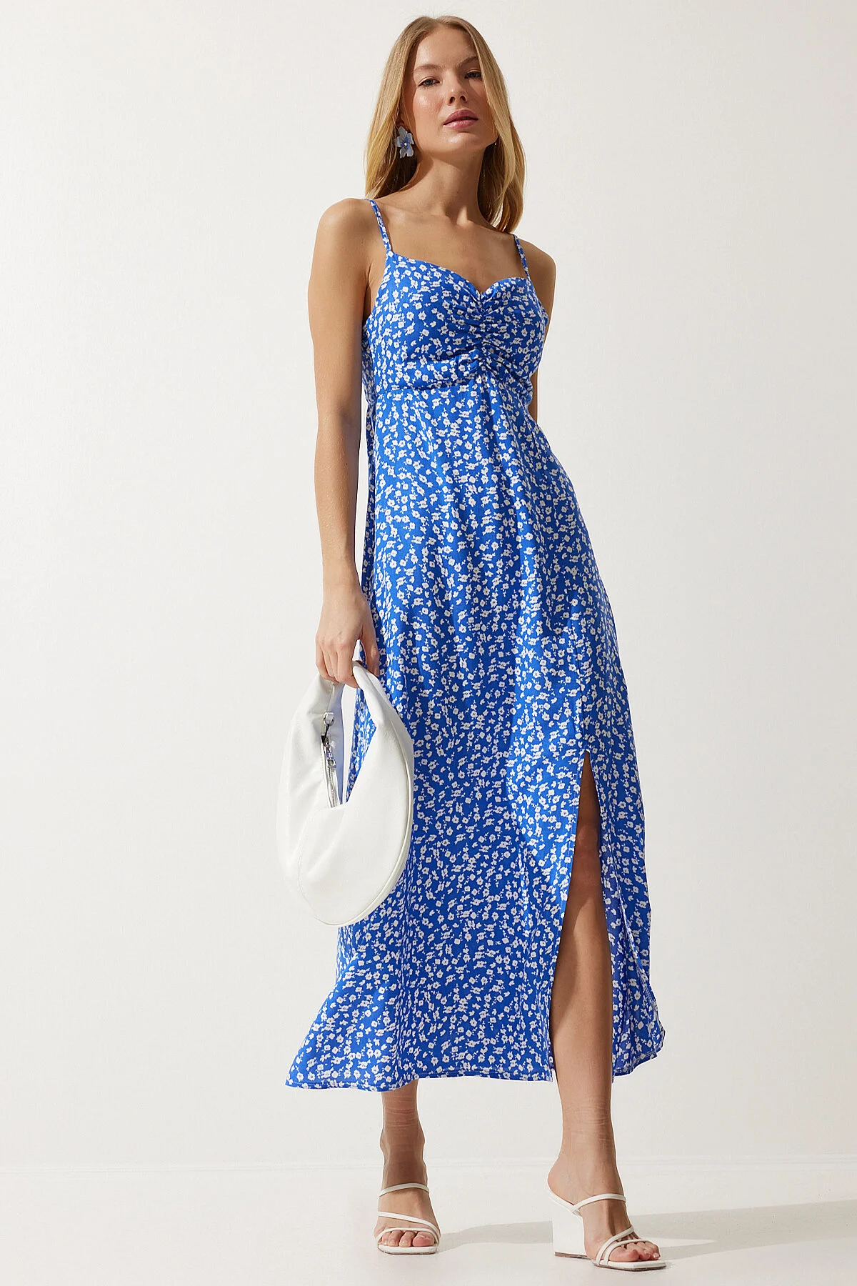 Happiness İstanbul  Blaues Damenkleid aus gemusterter Viskose mit Trägern UB00236