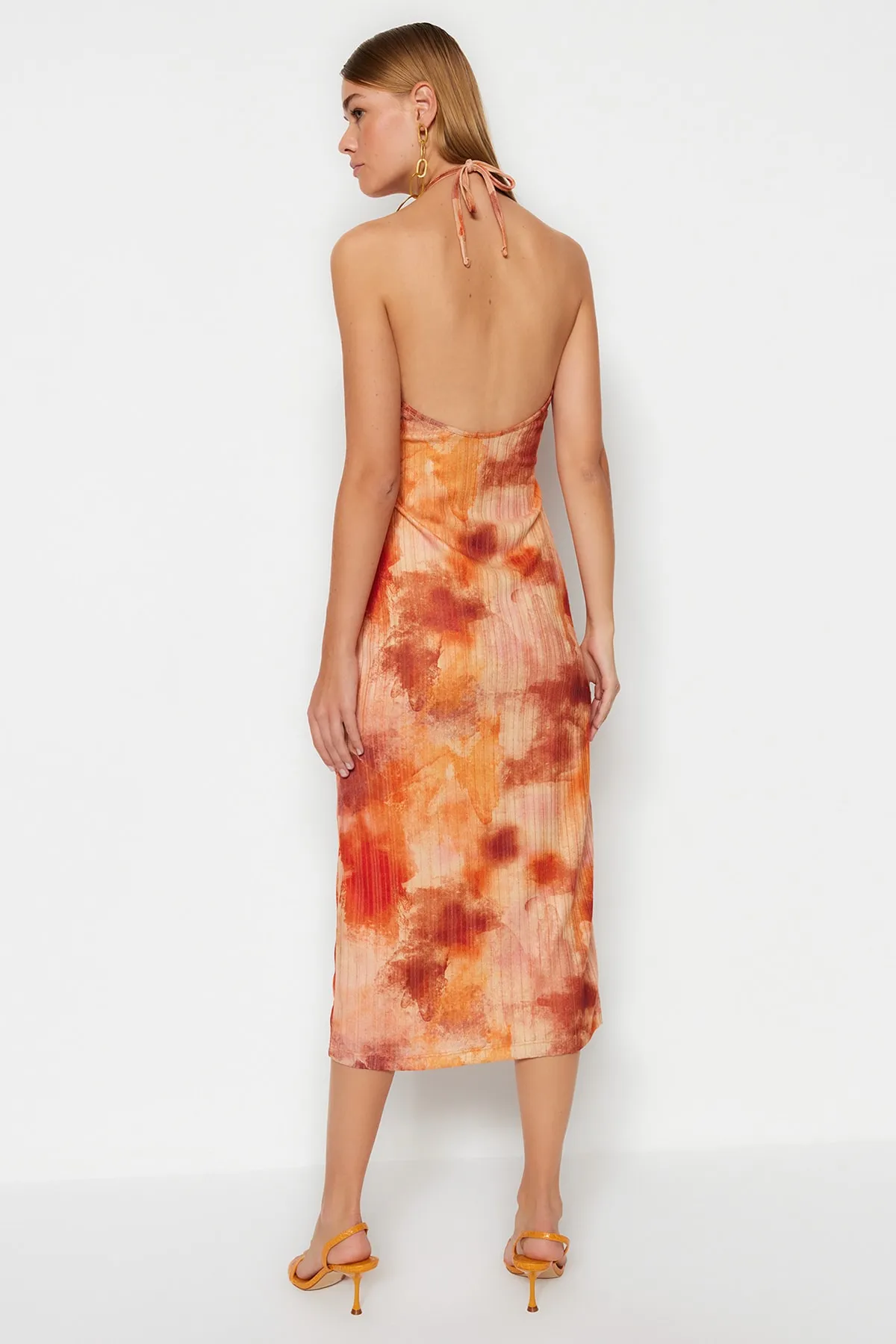 Trendyol Collection  Oranges Neckholder-Midi-Bleistiftkleid aus Strick mit spezieller Textur TWOSS23EL02406