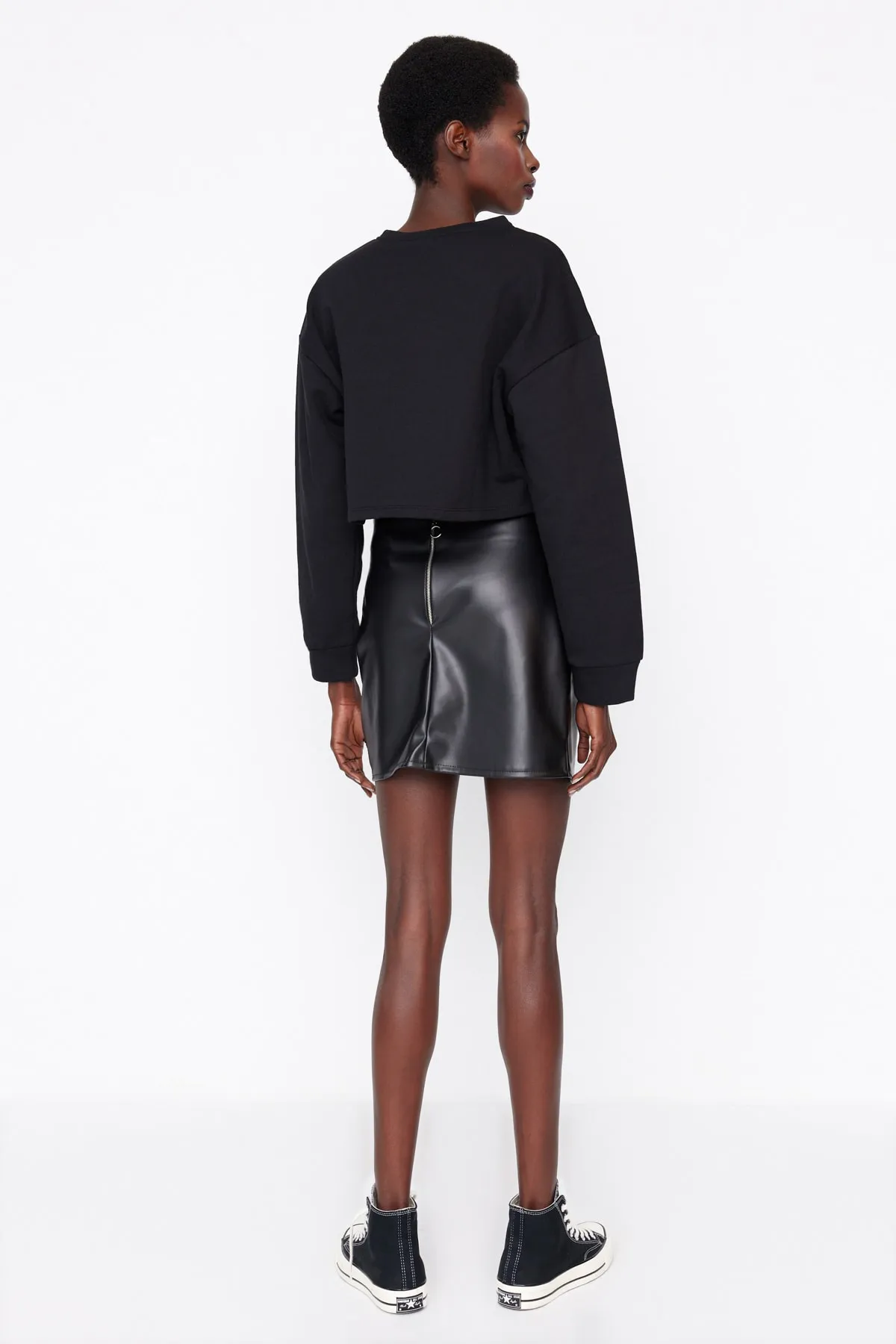 Trendyol Collection  Schwarzer geraffter Kunstlederrock TWOAW23ET00335