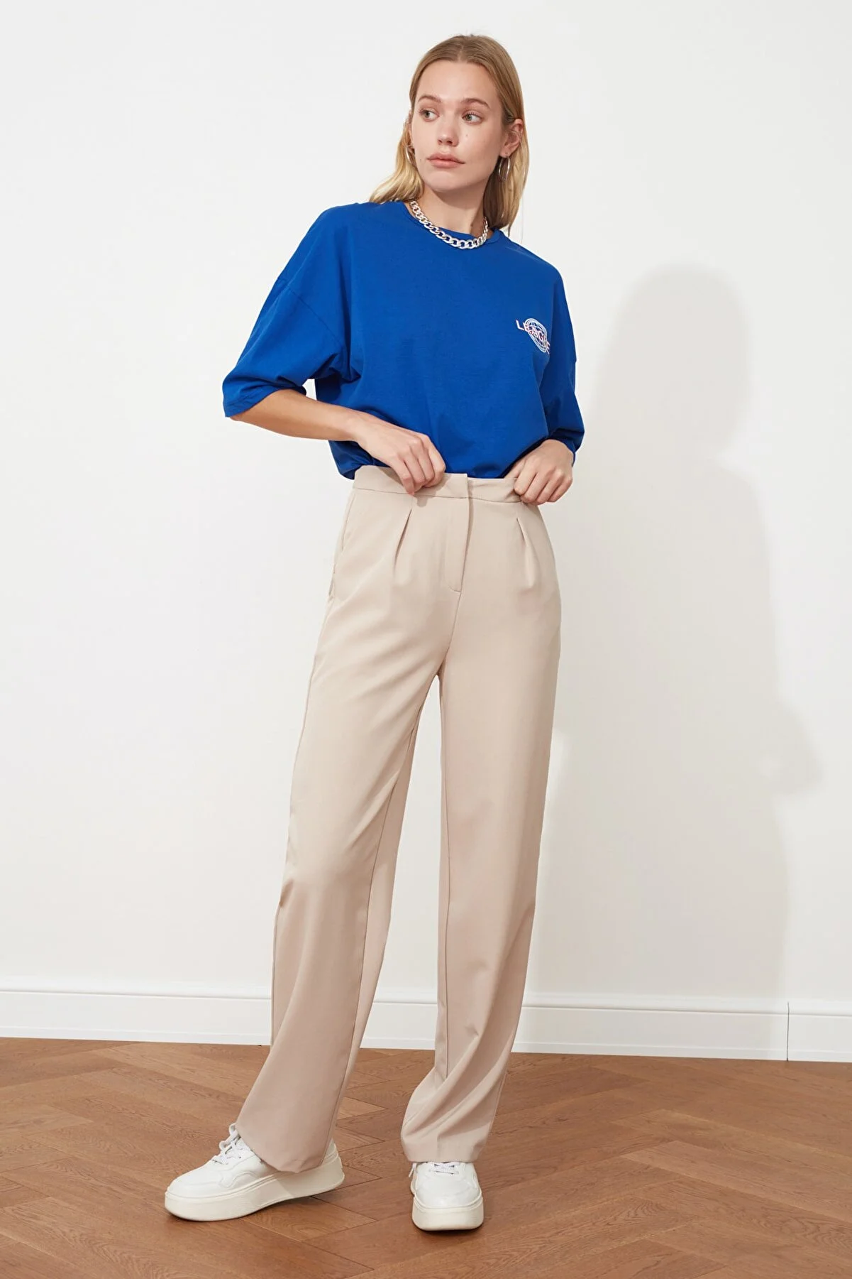 Trendyol Collection  Stone Gerade geschnittene, plissierte Webhose mit weitem Bein TWOSS21PL0155