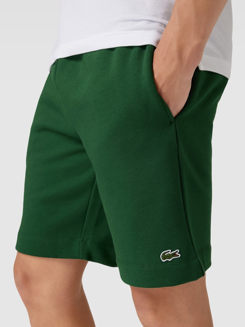 Sweatshorts mit Label-Applikation in grün