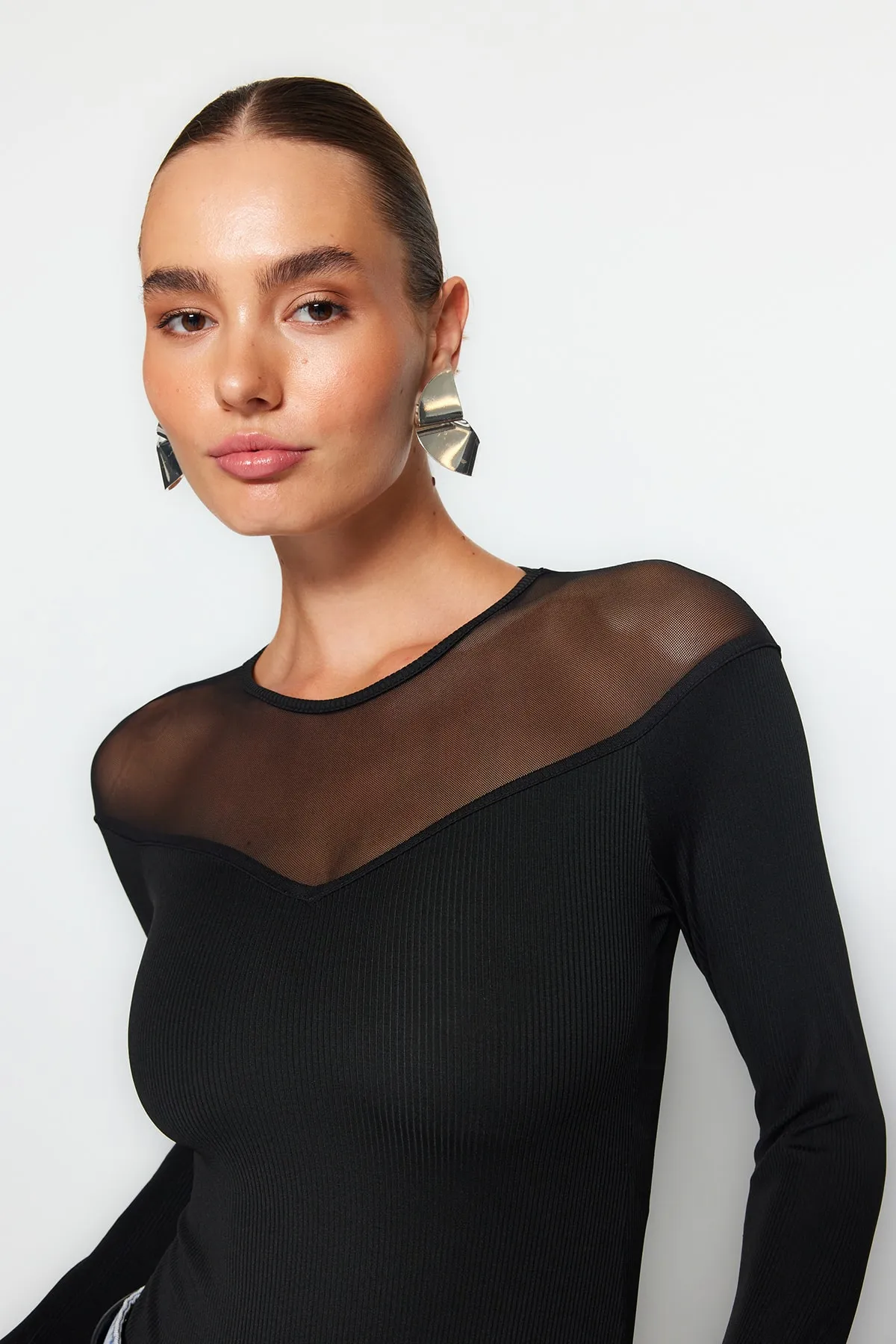 Trendyol Collection  Schwarzer, schmaler, aufsteckbarer Body aus geripptem Stretch-Strick mit Tülldetail und Herzkragen TWOAW24BD00019
