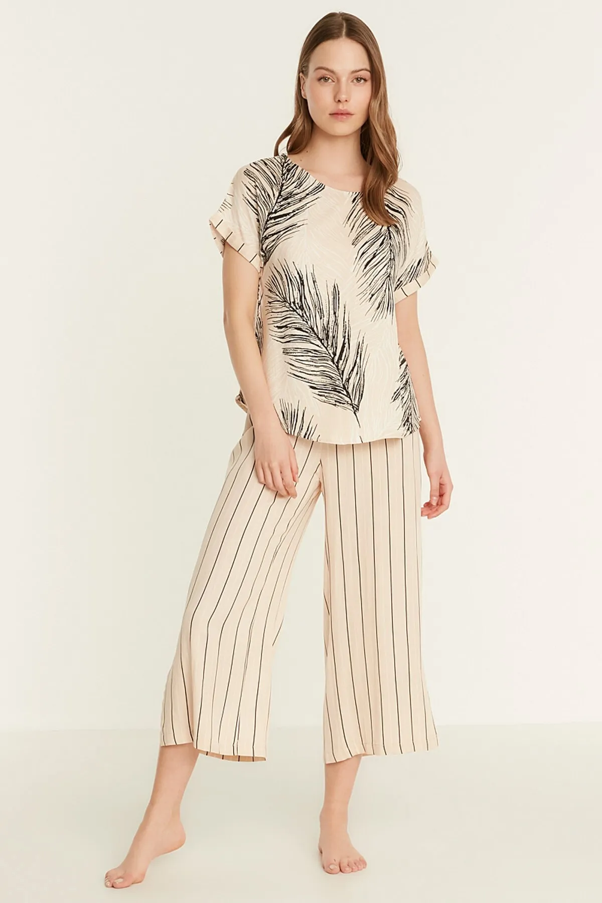 C&City  Gemustertes Kurzarm-Pyjama-Set aus Viskose 9081 Creme