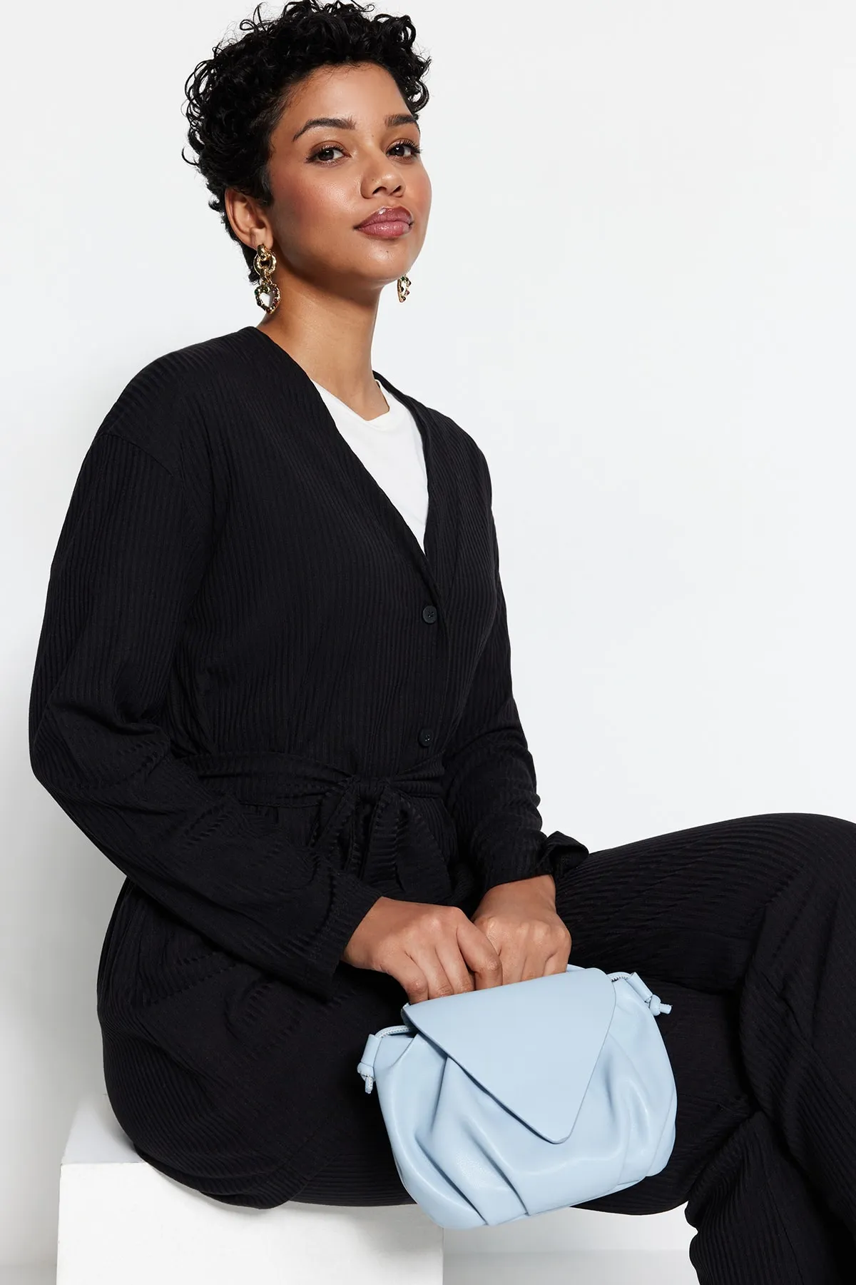 Trendyol Modest  Schwarzes Strick-Tunika-Hosen-Set mit Bindedetail vorne TCTSS23US00003