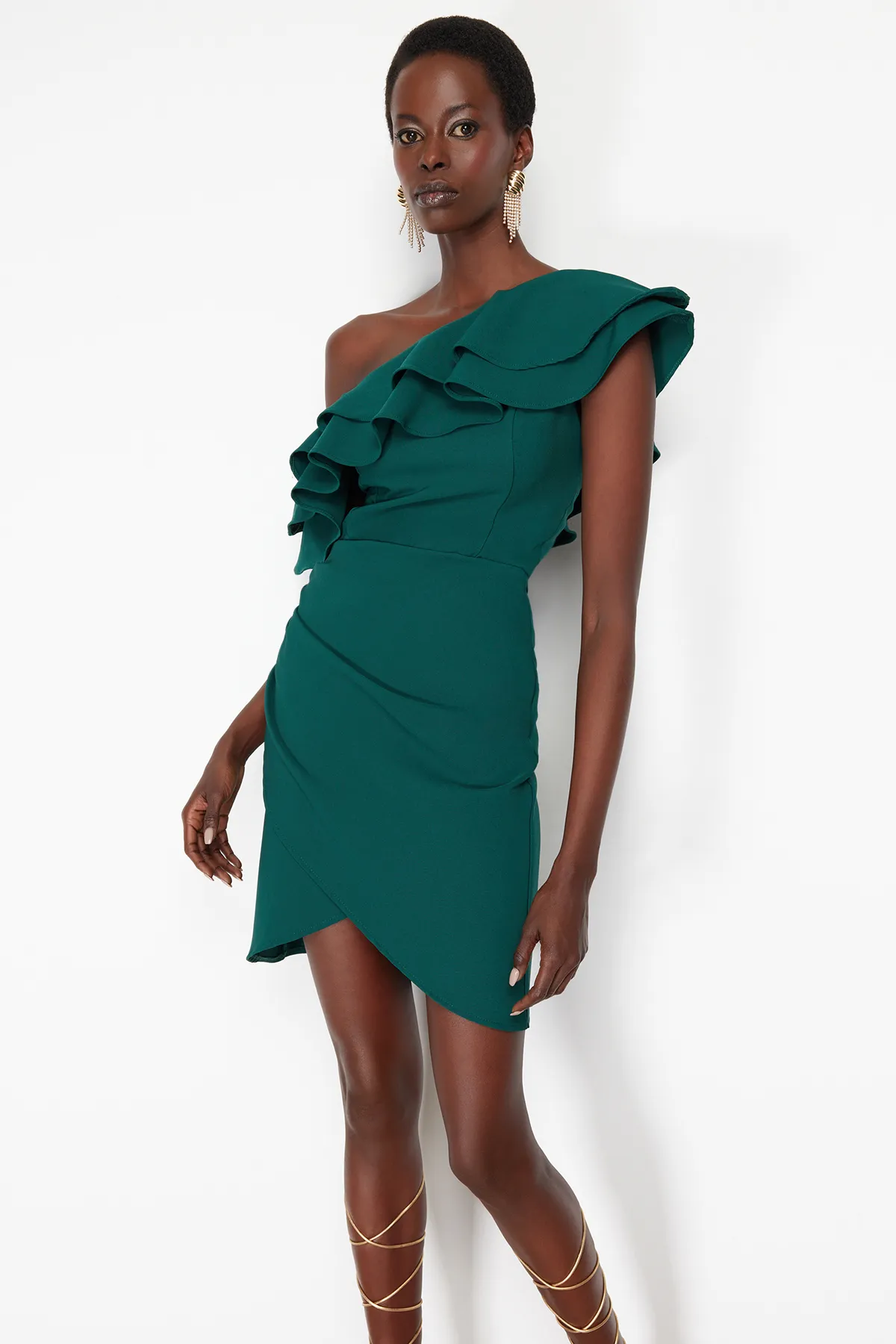 Trendyol Collection  Smaragdgrünes, einärmliges, gerüschtes, elegantes Abendkleid TPRSS24EL00013