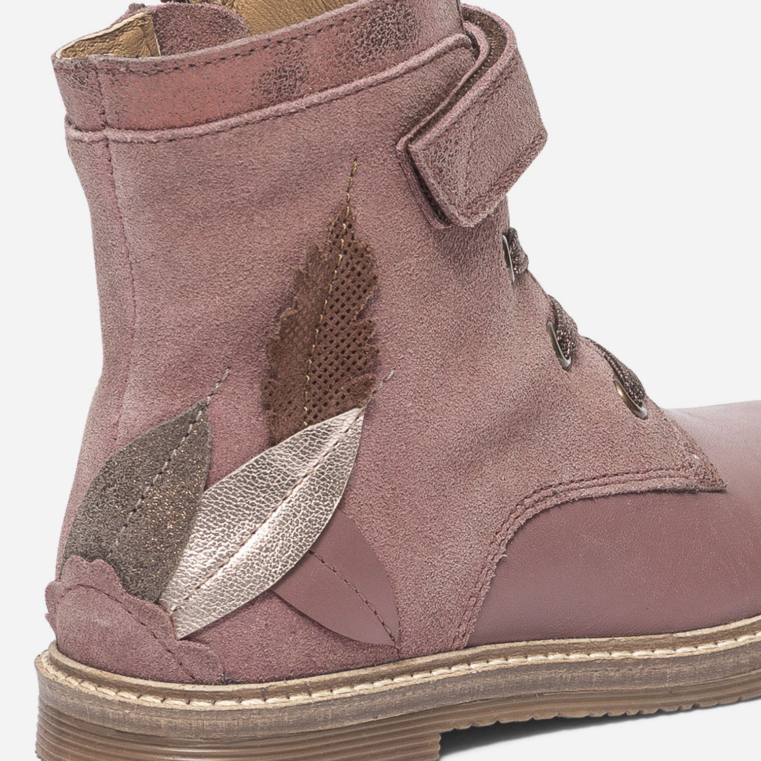 Bottine rose en cuir avec plumes