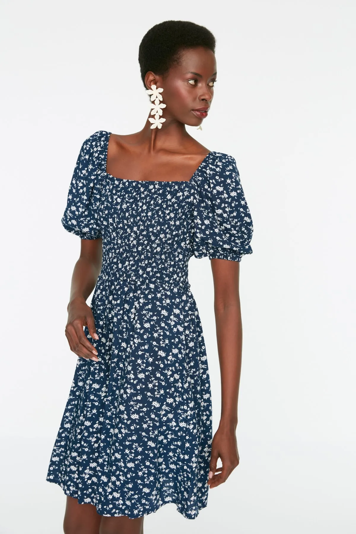 Trendyol Collection  Marineblaues, florales Minikleid aus Viskose mit Taillenöffnung TWOSS22EL0370