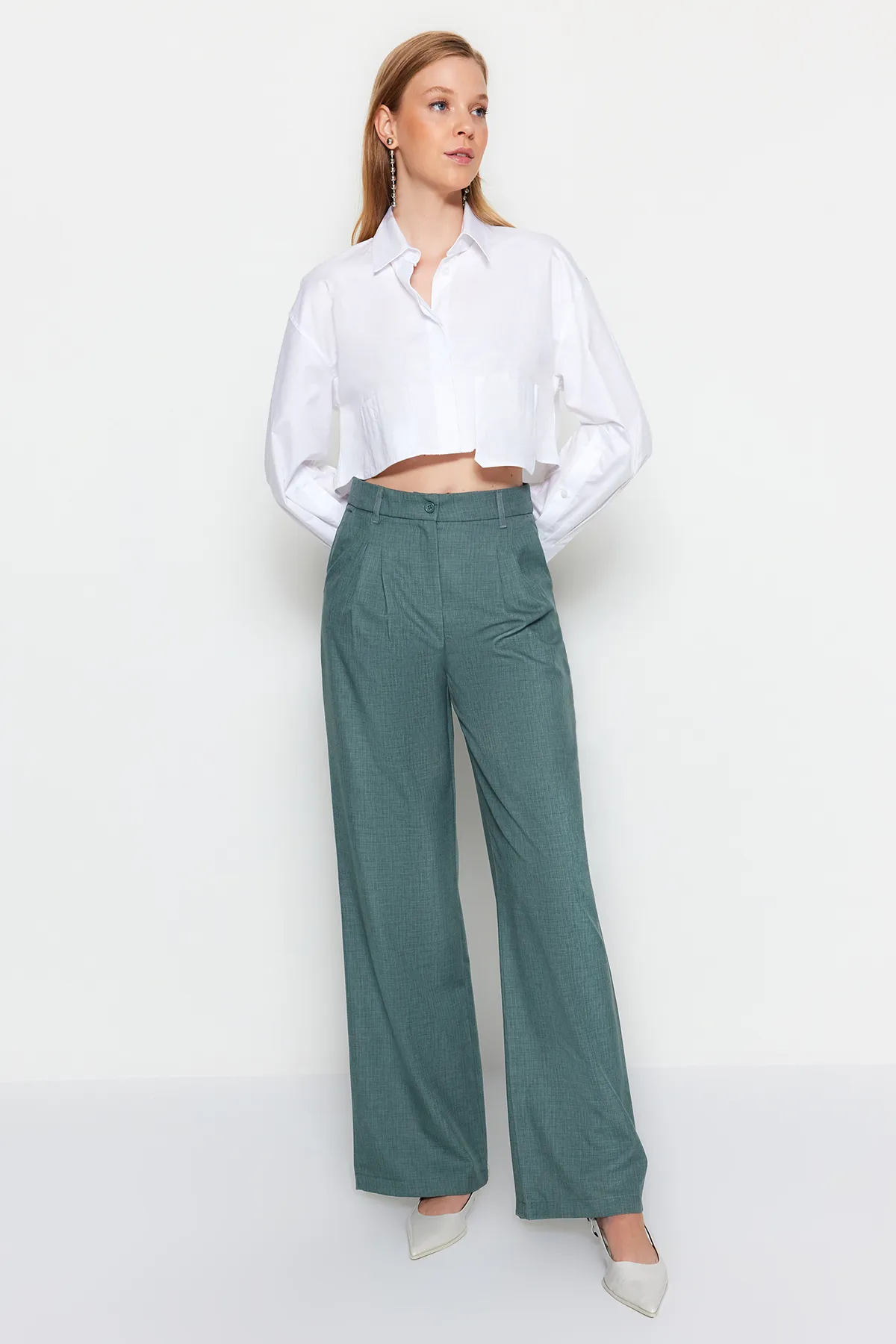 Trendyol Collection  Dunkelgrüne, plissierte Webhose mit weitem Bein TWOAW22PL0475