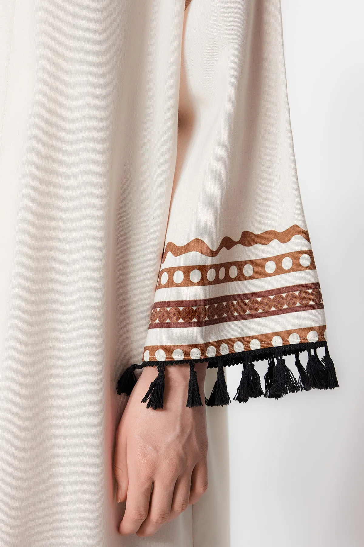 Trendyol Modest  Beiger, ethnisch gemusterter, langer, gewebter Kimono und Kaftan aus Baumwollmischung TCTSS23KK00012