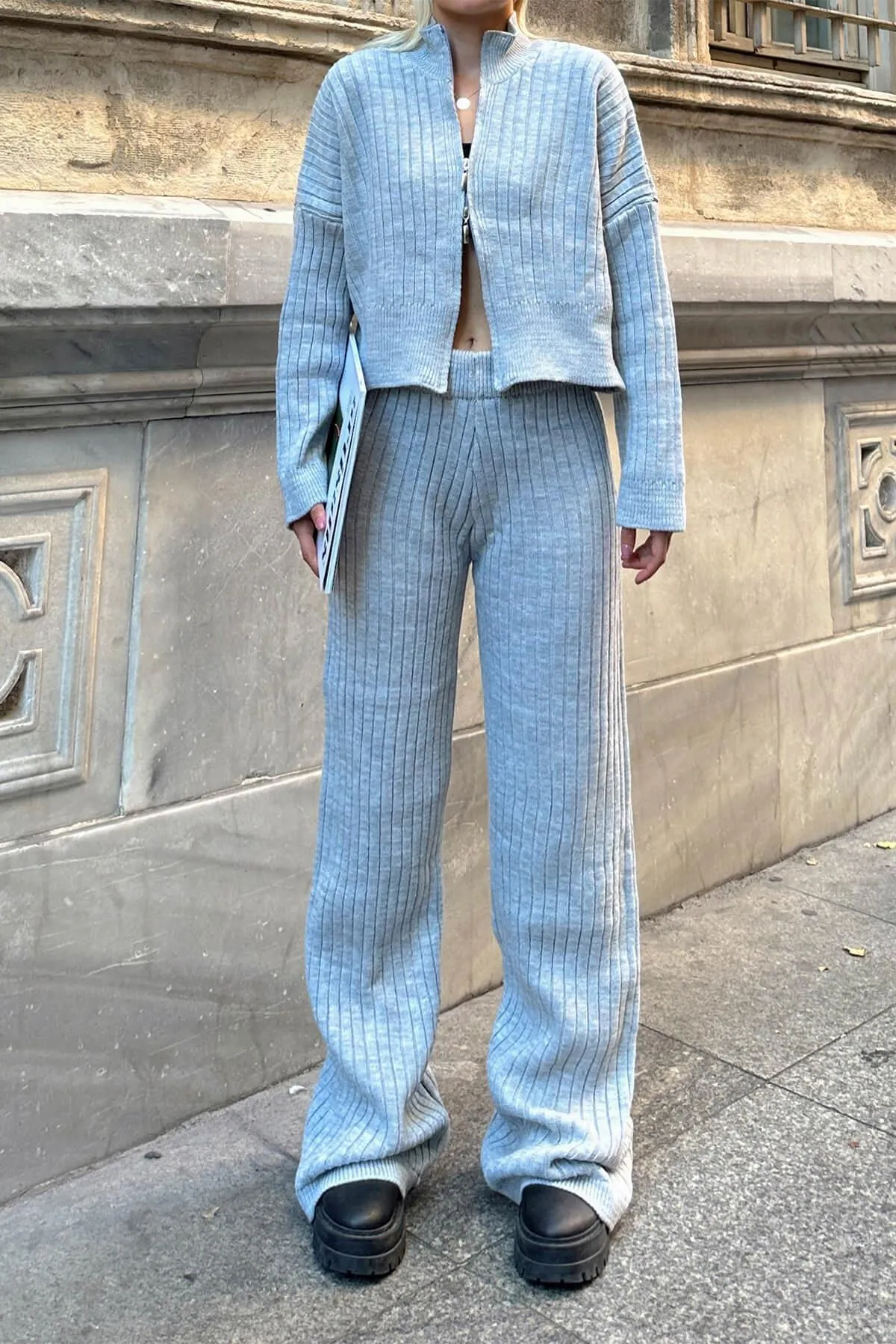 Swist  Grauer Damen-Strickanzug mit halbem Fisherman-Cardigan und Hose mit Doppel-Wege-Reißverschluss