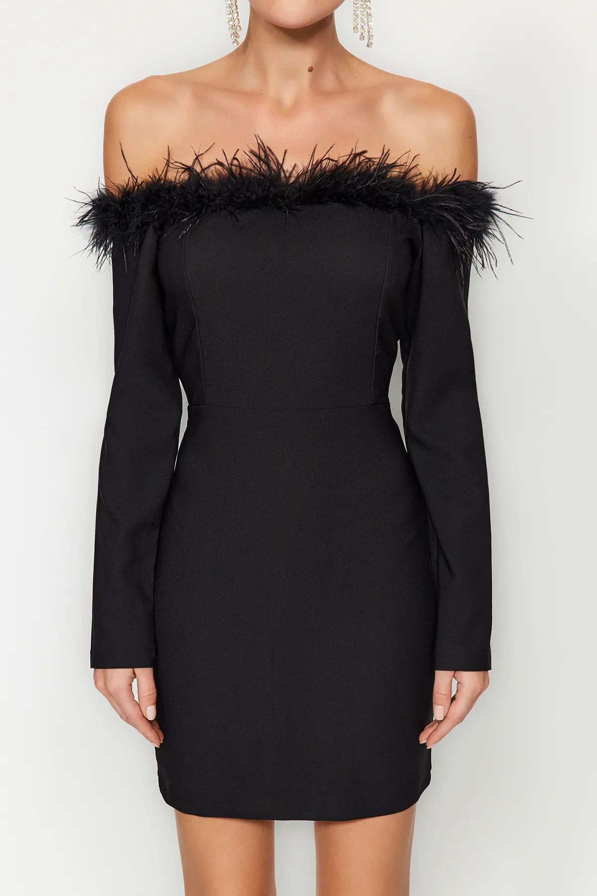 Trendyol Collection  Elegantes schwarzes Abendkleid mit Otriches TPRAW24EL00260