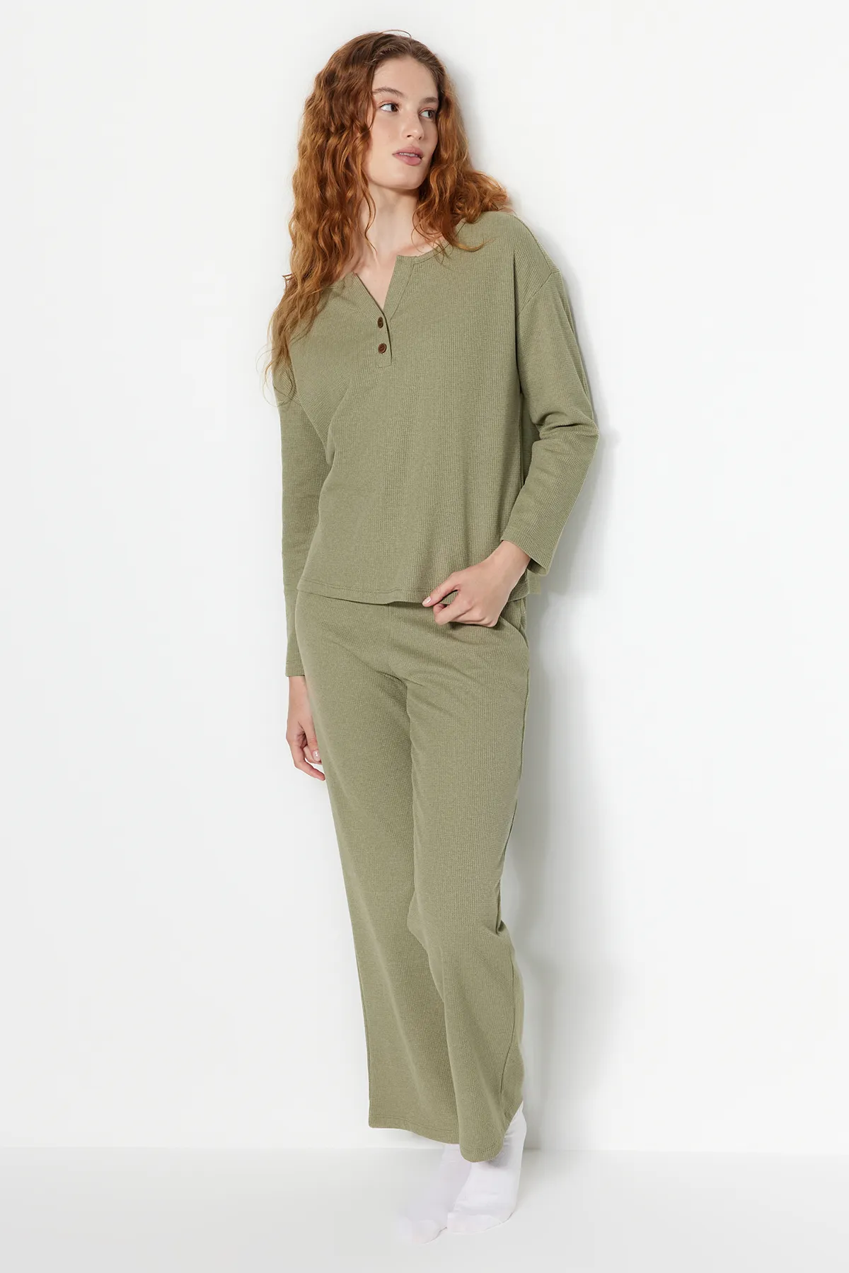 Trendyol Collection  Grünes Waffel-T-Shirt-Hosen-Strick-Pyjama-Set THMAW24PT00126