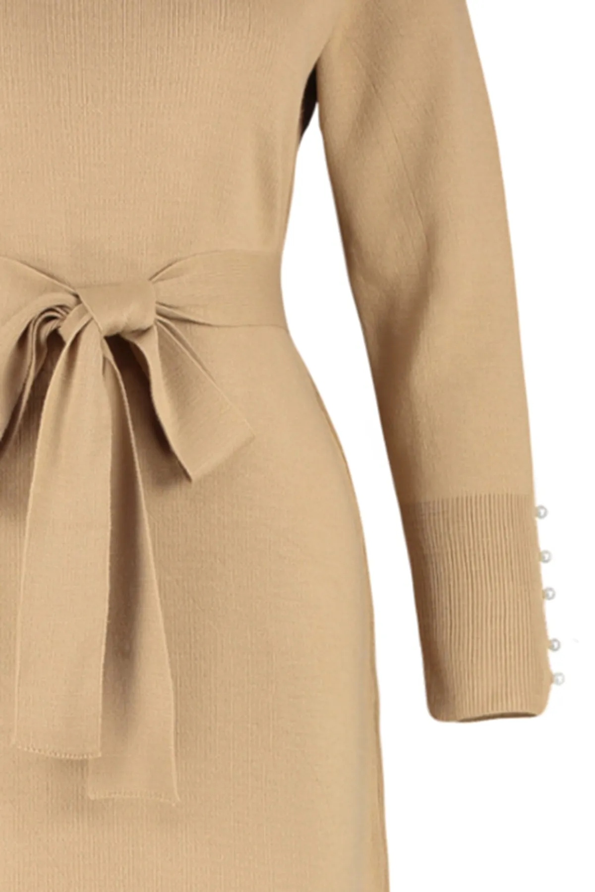 Trendyol Modest  Beiges langes Strickkleid mit Gürtel und Perlendetail TCTAW24EB00016