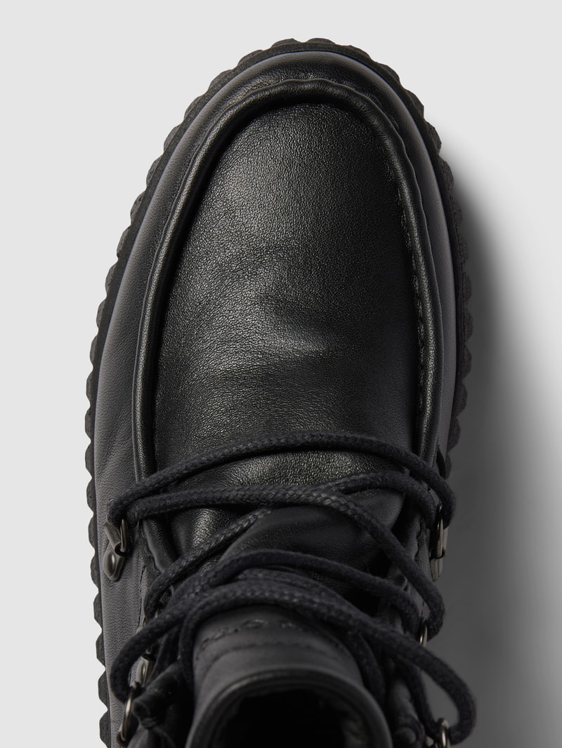 Schnürstiefel mit strukturierter Sohle in schwarz