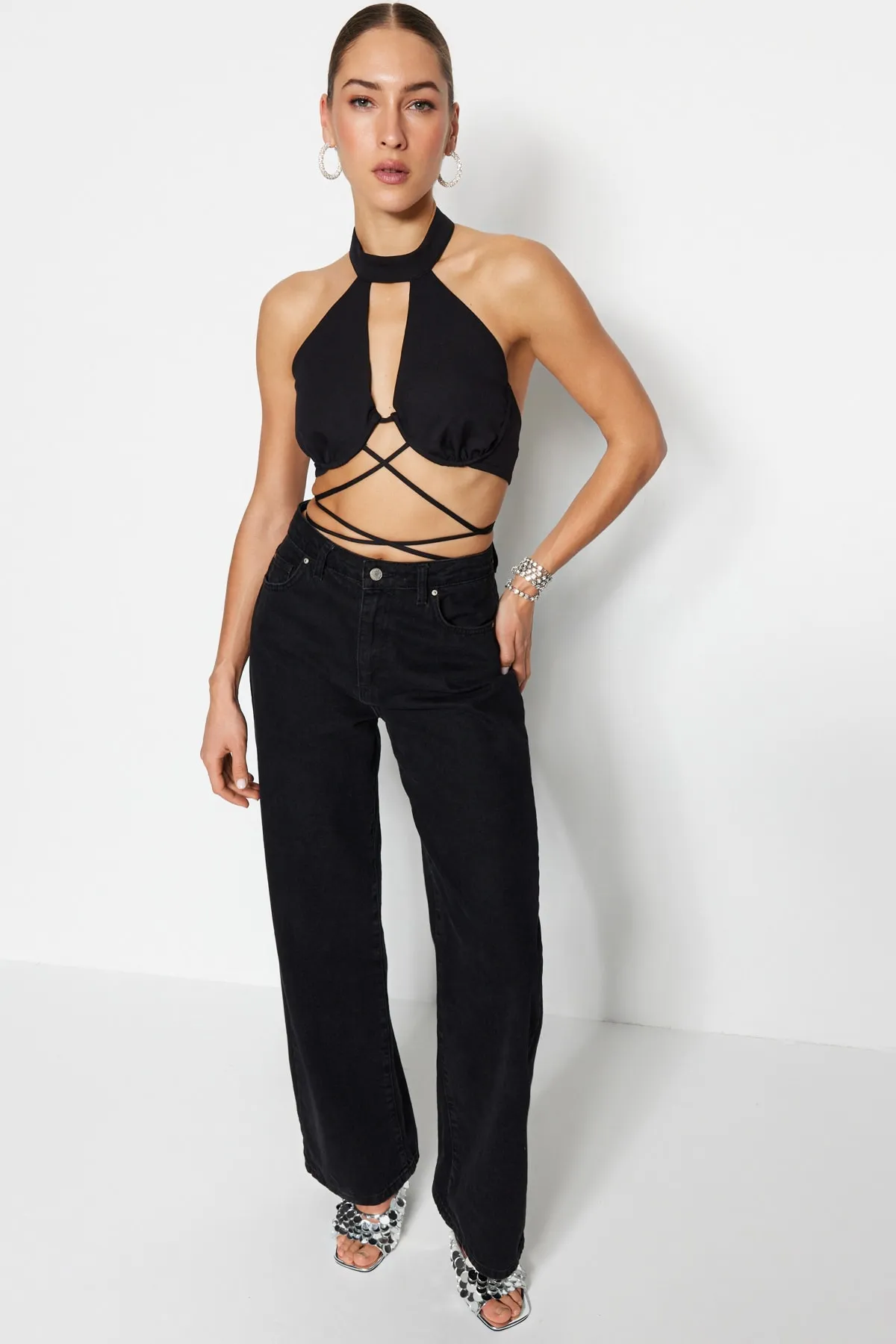 Trendyol Collection  Schwarzes, bauchfreies, gefüttertes, gewebtes Paspel-Bustier mit Fenster/Ausschnitt und detailliertem Ausschnitt TPRSS23BS00046