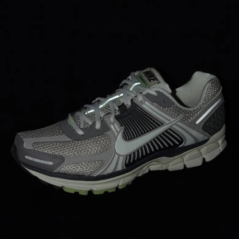 NIKE Wmns Zoom Vomero 5 cobblestone/light bone-light bone