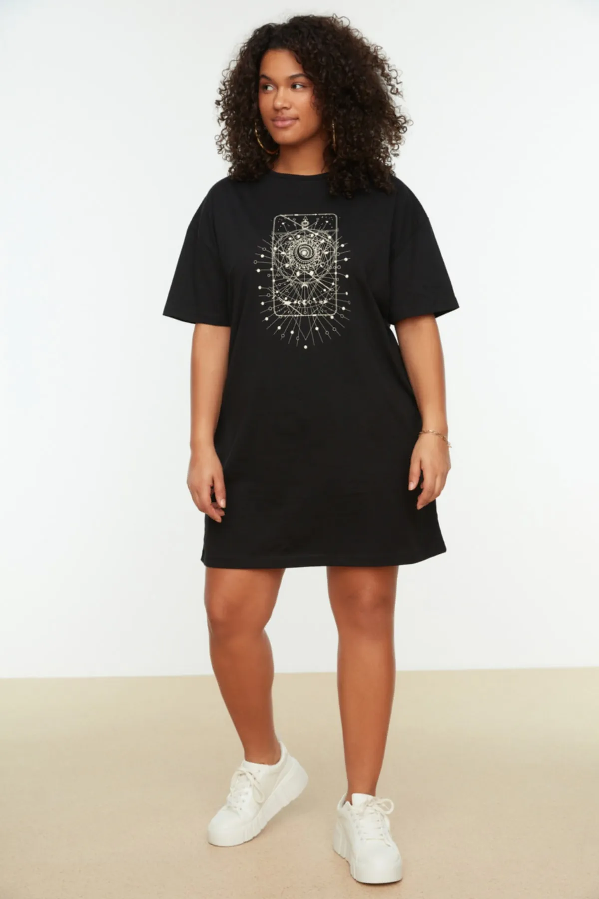 Trendyol Curve  Schwarzes bedrucktes gestricktes T-Shirt-Kleid TBBSS22EL2269