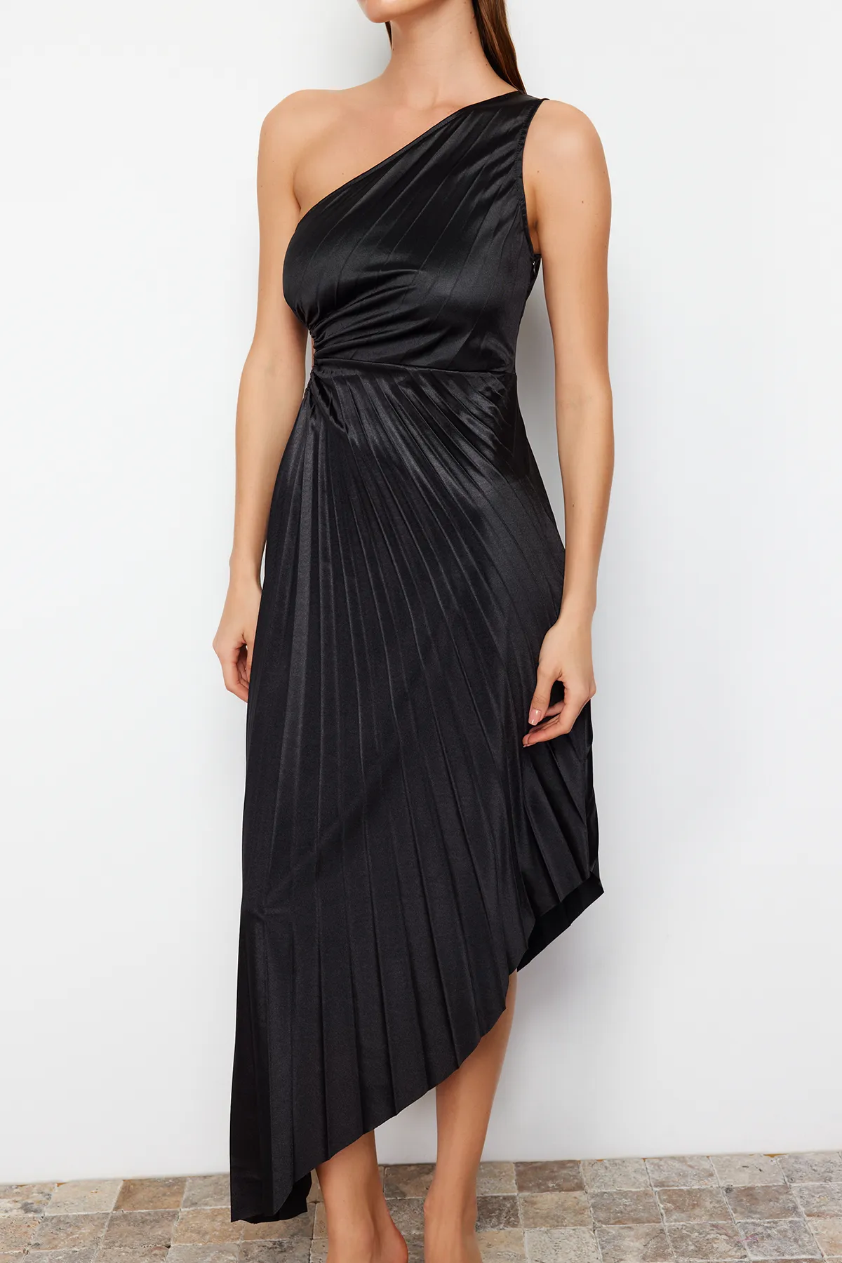 Trendyol Collection  Schwarzes, asymmetrisch gestricktes, plissiertes, elegantes Abendkleid aus Satin TPRSS23EL00557