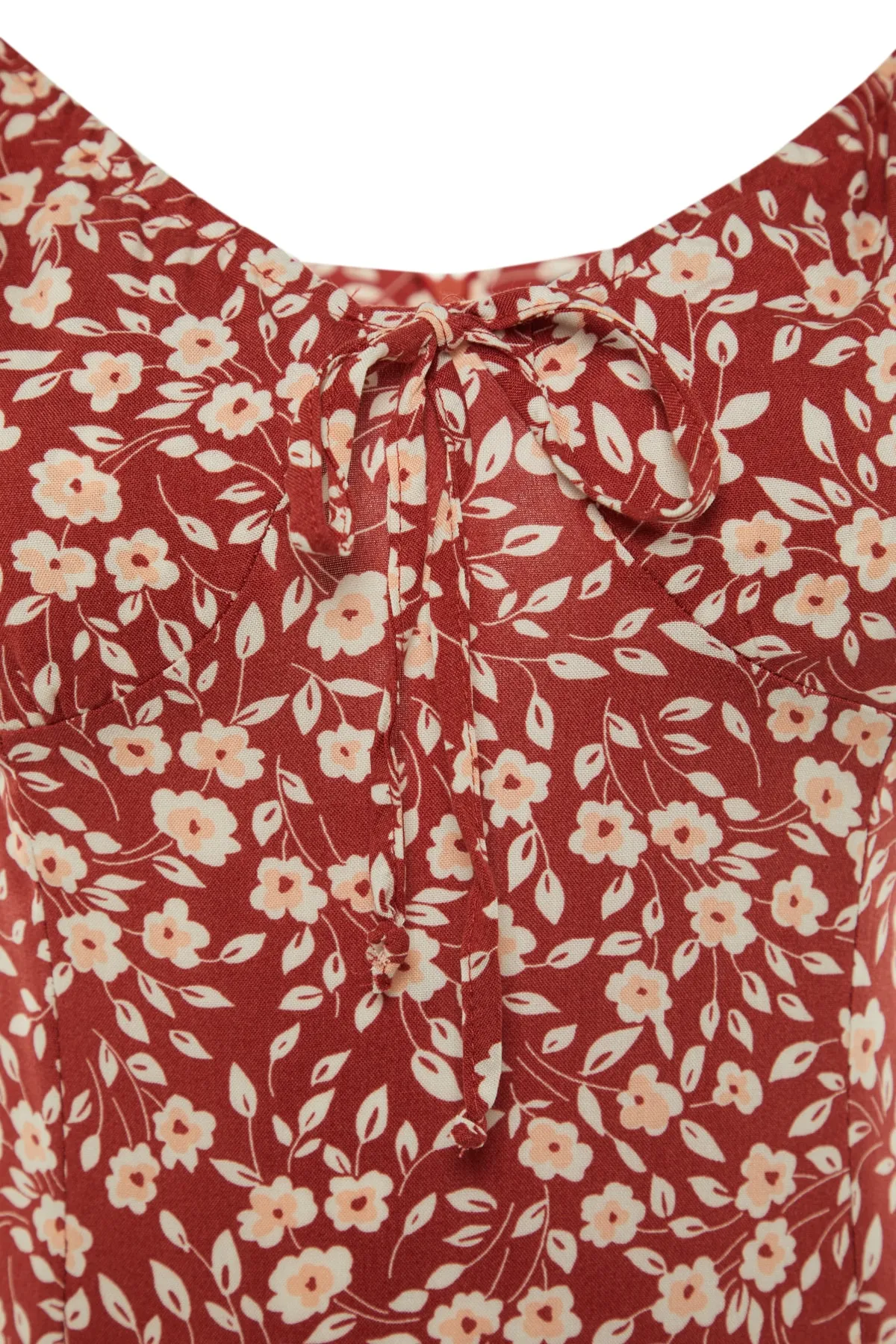 Trendyol Collection  Tile Petite gewebtes Kleid mit Blumenmuster und Trägern TWOSS22EL00098