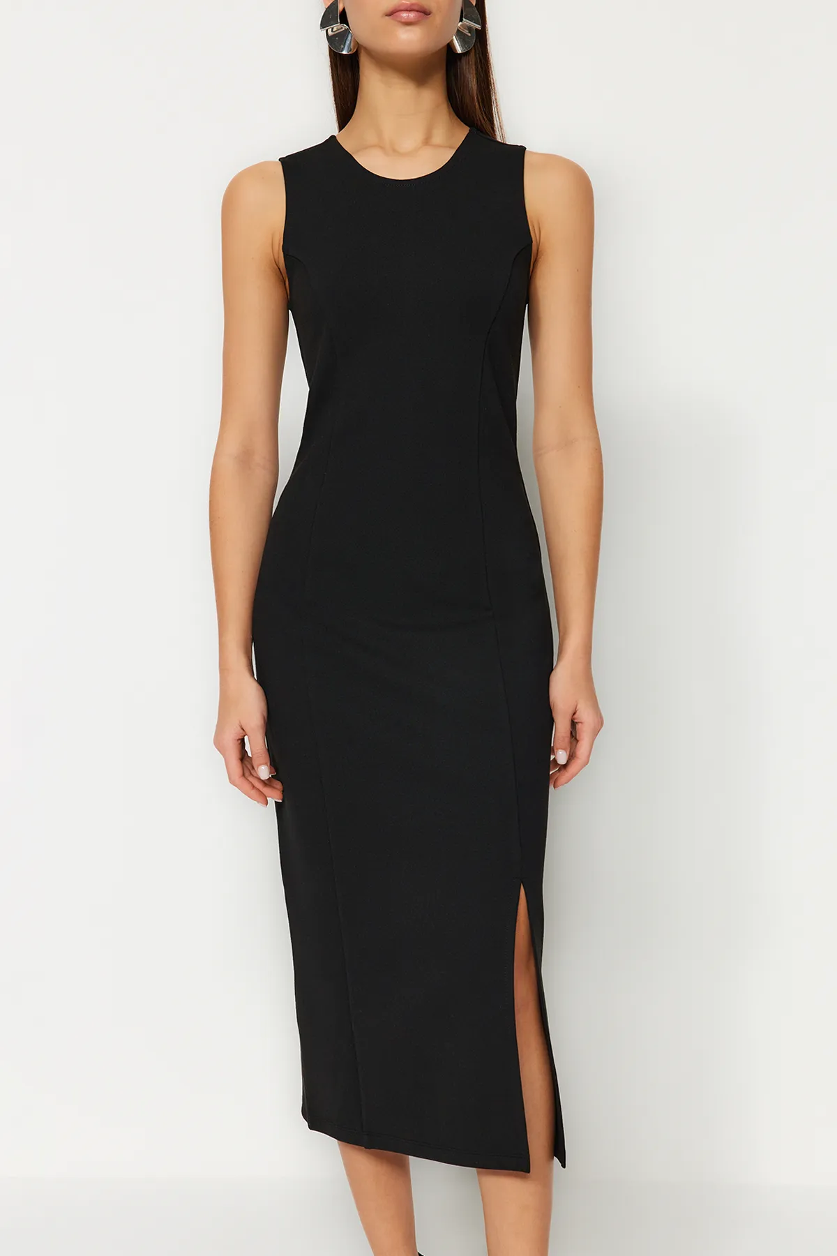 Trendyol Collection  Schwarzes, ärmelloses, figurbetontes, flexibles Midi-Bleistiftkleid aus Strick mit Schlitzen TWOSS24EL00108