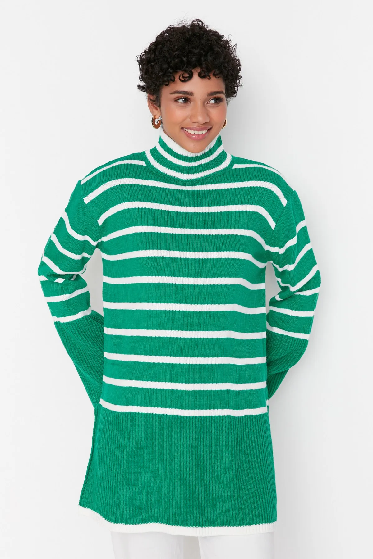 Trendyol Modest  Grün gestreifter Strickpullover TCTAW23AK00016