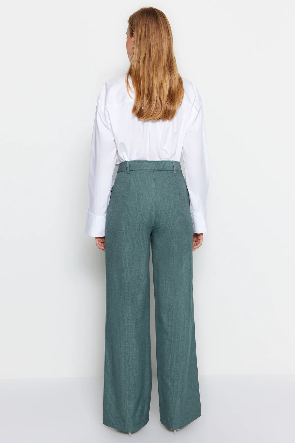 Trendyol Collection  Dunkelgrüne, plissierte Webhose mit weitem Bein TWOAW22PL0475