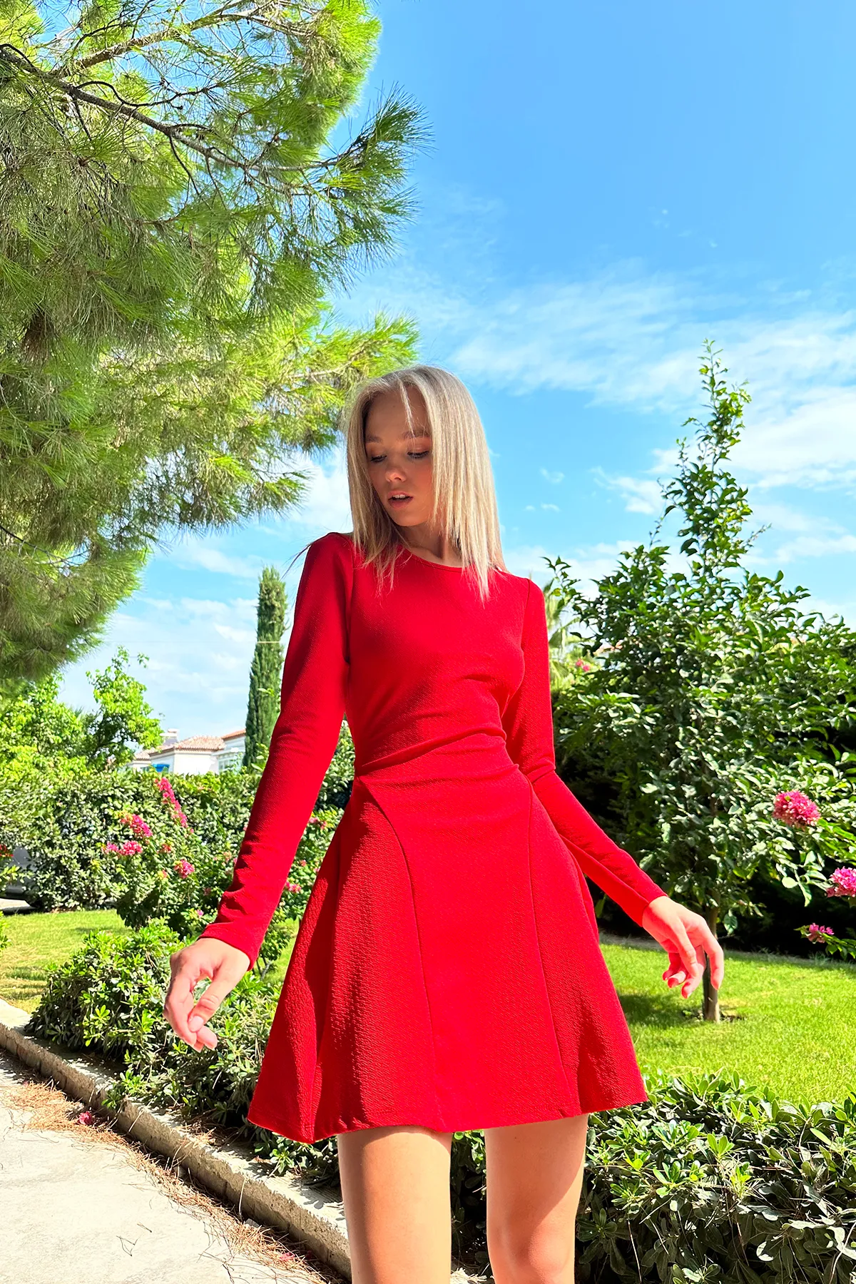 Trend Alaçatı Stili  Rotes, ausgestelltes Minikleid mit Rundhalsausschnitt und detaillierten Nähten für Damen ALC-X10883
