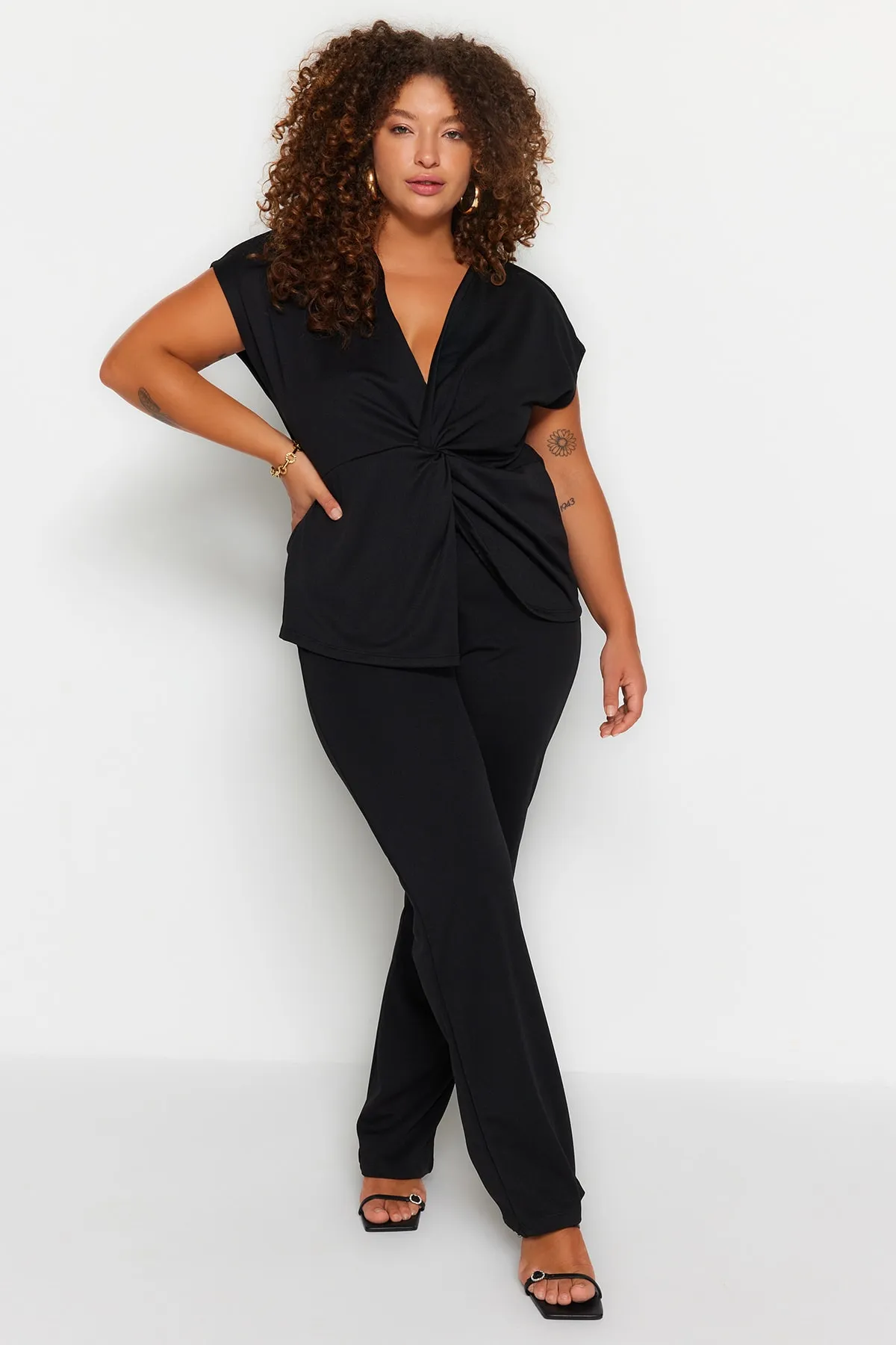 Trendyol Curve  Schwarzes, gerade geschnittenes Twist-Strickober- und -Unterteil-Set mit detailliertem Strickmuster TBSSS23CP00005
