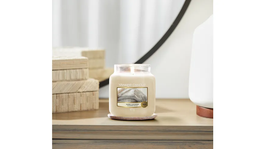 Yankee Candle Mittelgroße Kerze im Glas Warm Cashmere grau