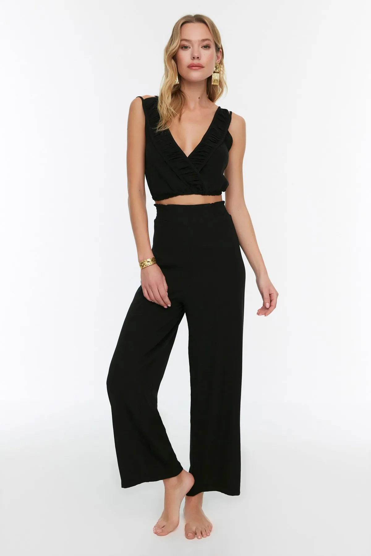 Trendyol Collection  Schwarzes Set aus gewebter Bluse und Hose mit Rüschen TBESS22AU0043